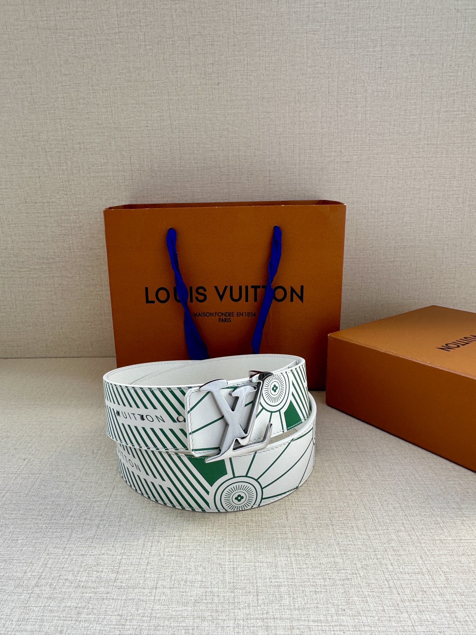 本款LVImprint双面腰带令休闲造型展露新季街头风范皮革腰带压印Vuitton字样延续运动鞋外底的灵