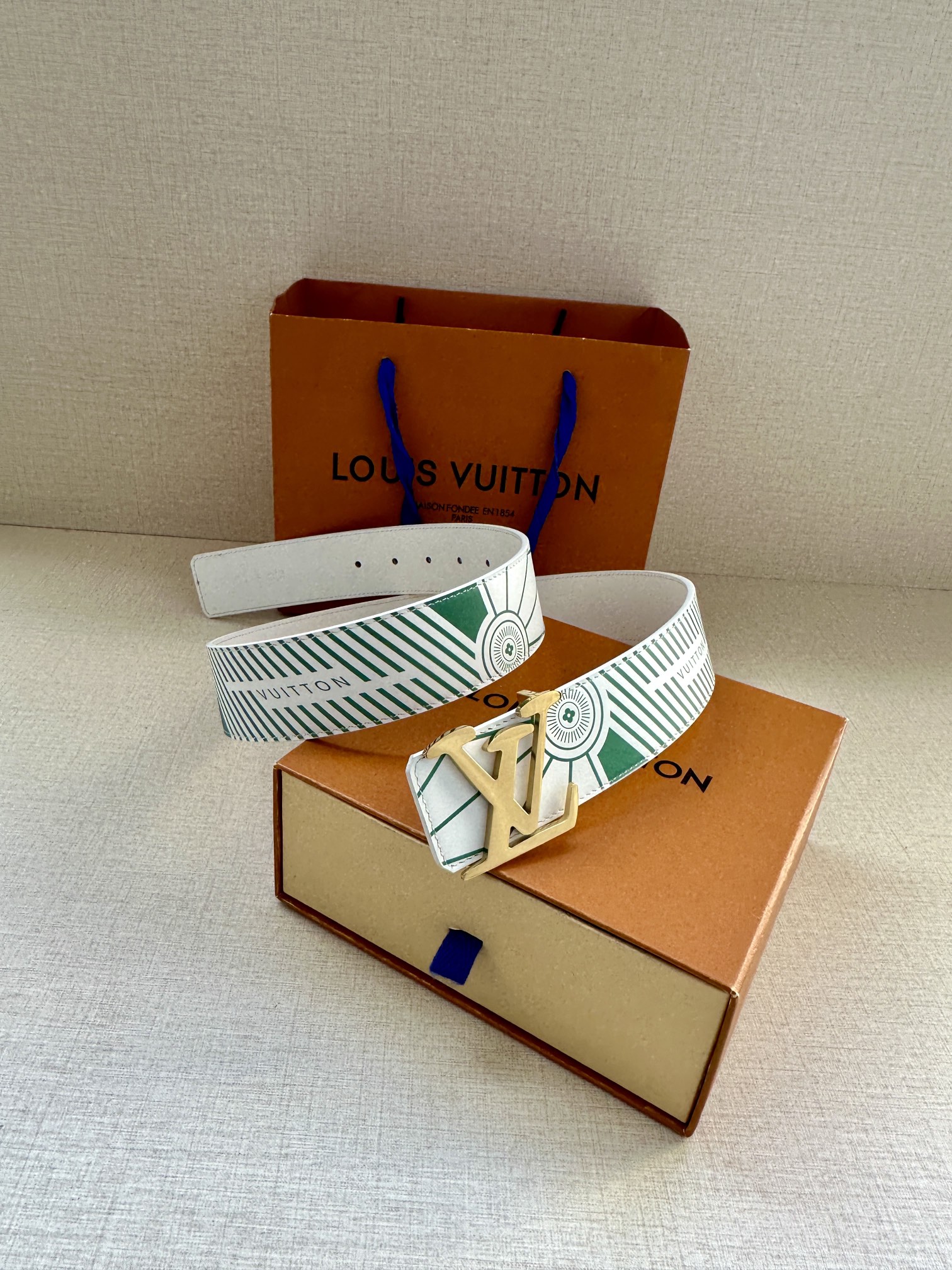 本款LVImprint双面腰带令休闲造型展露新季街头风范皮革腰带压印Vuitton字样延续运动鞋外底的灵
