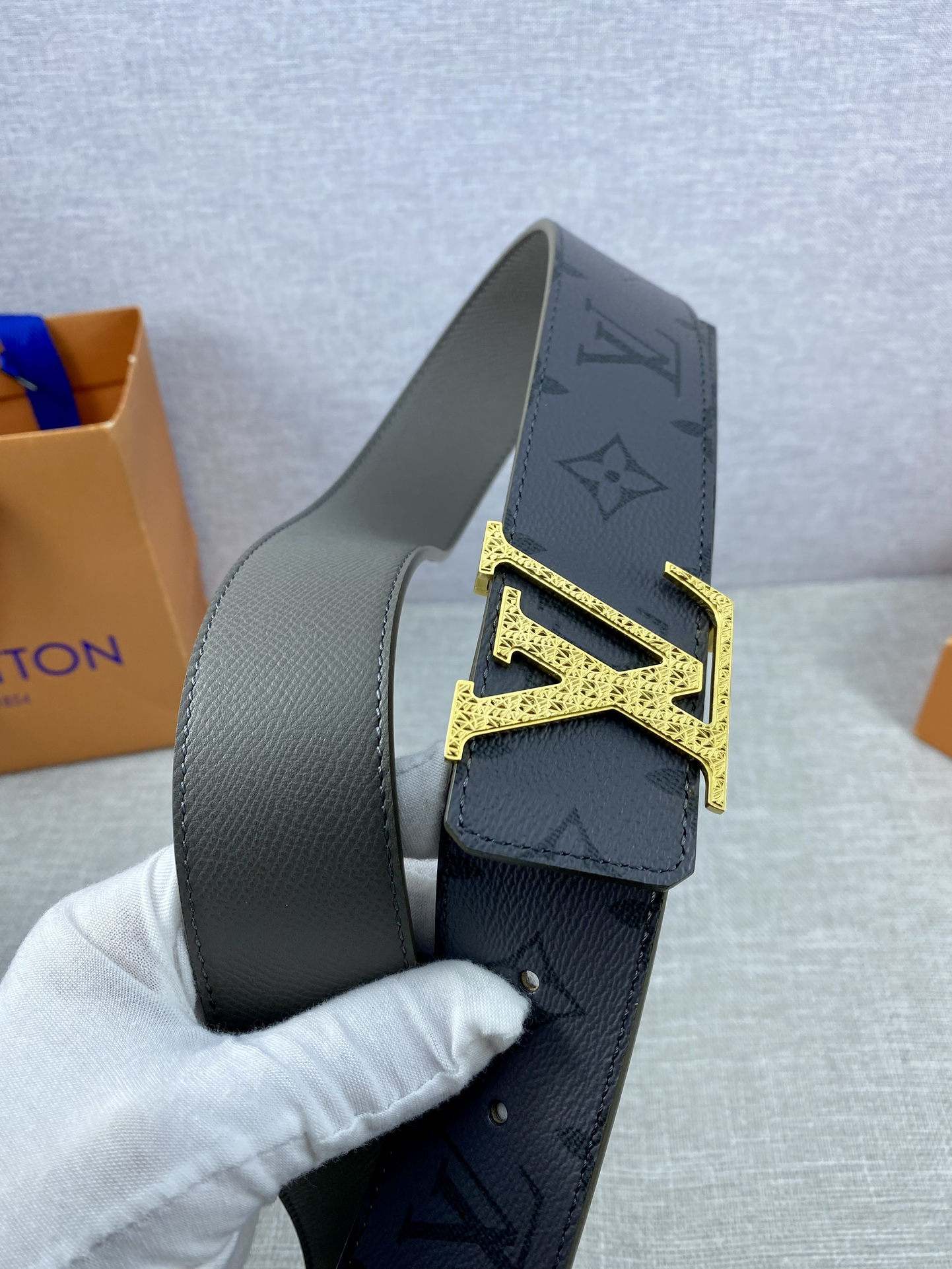本款Initiales双面腰带全新加入Taigarama皮具系列以传统Monogram帆布和光滑Taïg