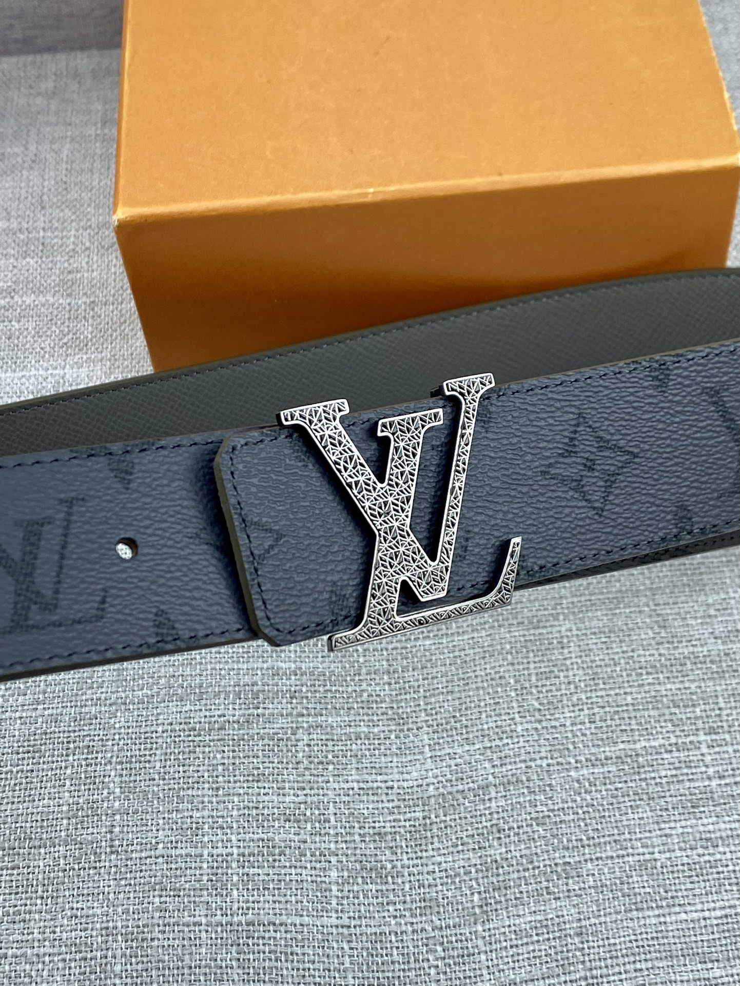 本款Initiales双面腰带全新加入Taigarama皮具系列以传统Monogram帆布和光滑Taïg