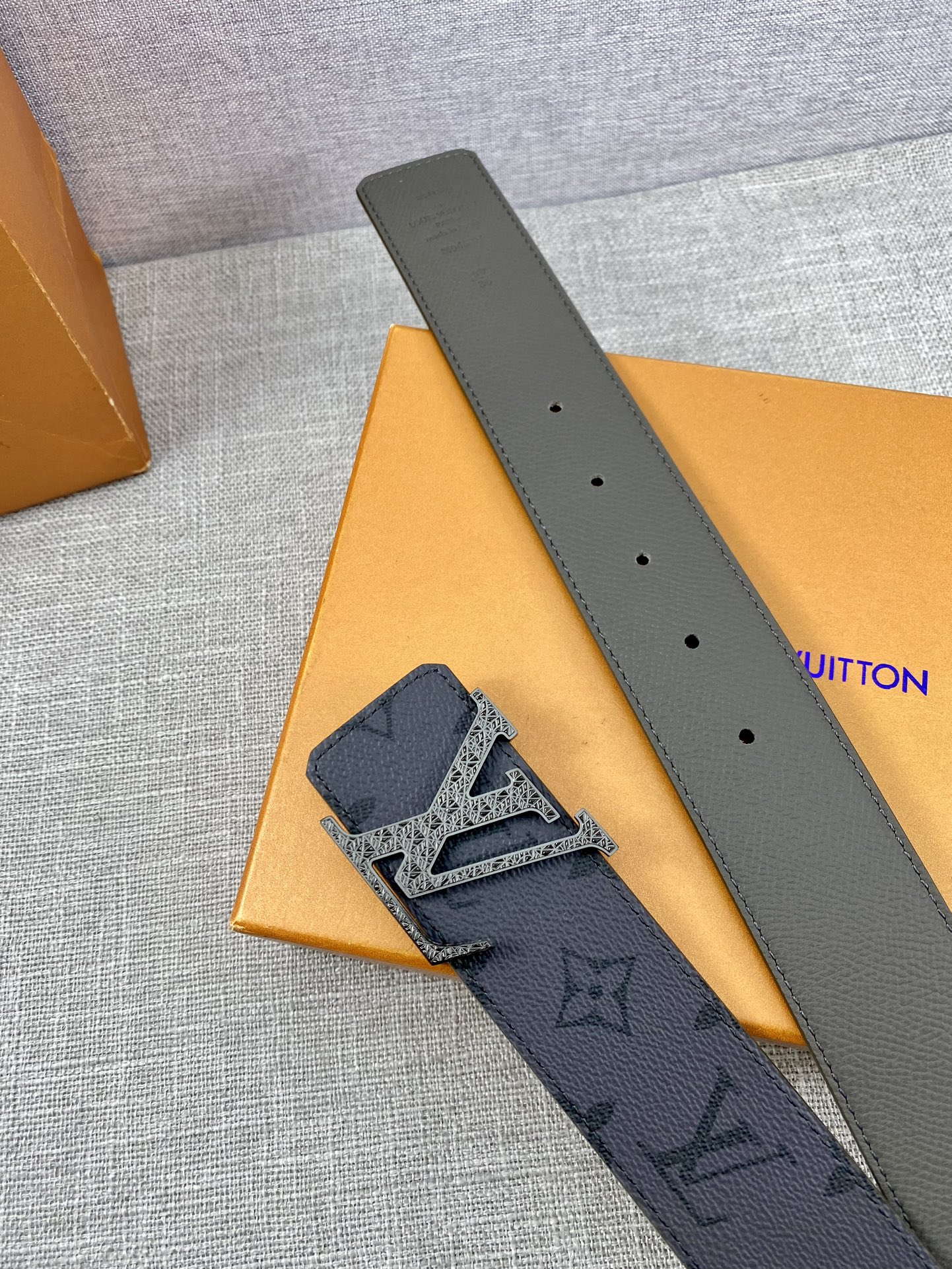 本款Initiales双面腰带全新加入Taigarama皮具系列以传统Monogram帆布和光滑Taïg