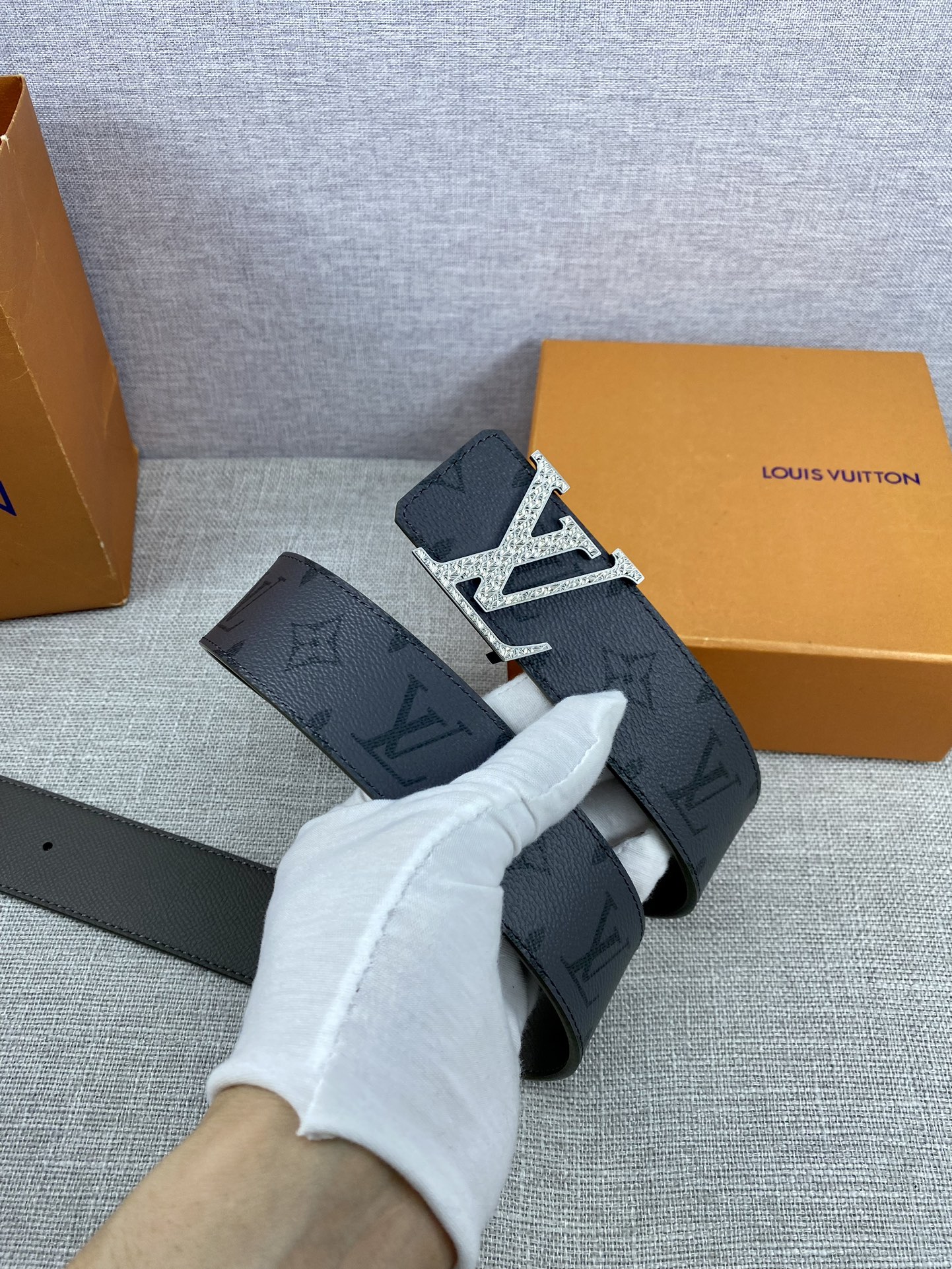 本款Initiales双面腰带全新加入Taigarama皮具系列以传统Monogram帆布和光滑Taïg