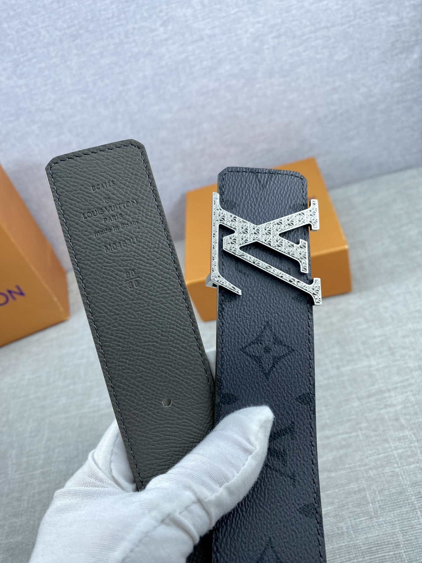 本款Initiales双面腰带全新加入Taigarama皮具系列以传统Monogram帆布和光滑Taïg