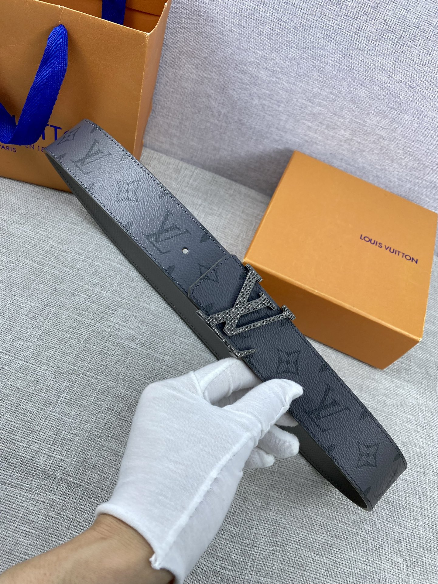 本款Initiales双面腰带全新加入Taigarama皮具系列以传统Monogram帆布和光滑Taïg