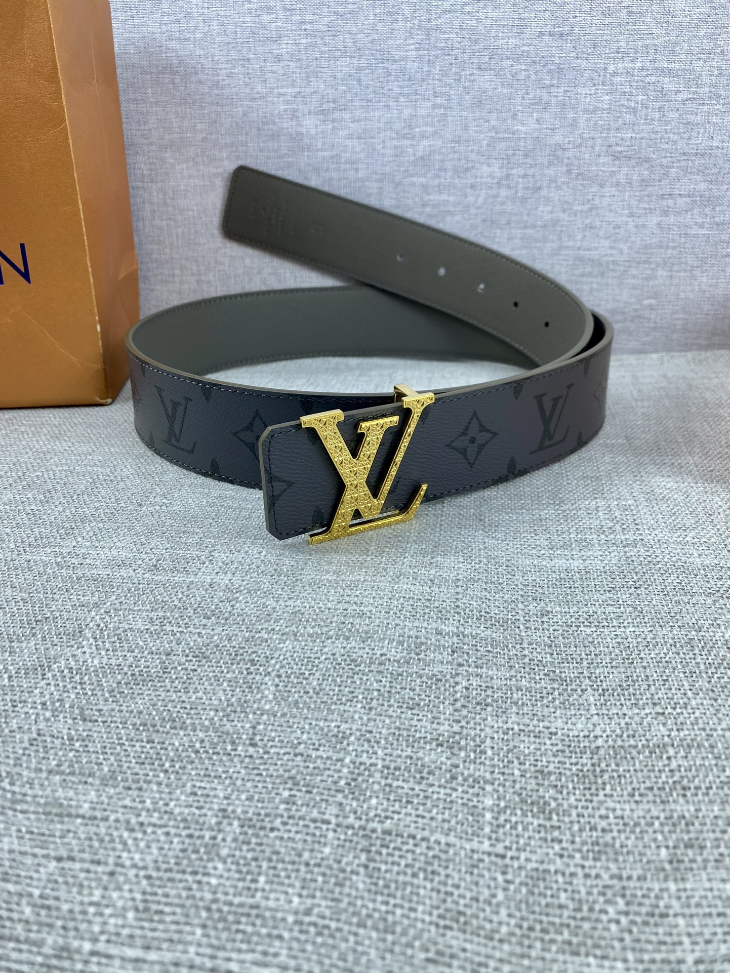 本款Initiales双面腰带全新加入Taigarama皮具系列以传统Monogram帆布和光滑Taïg