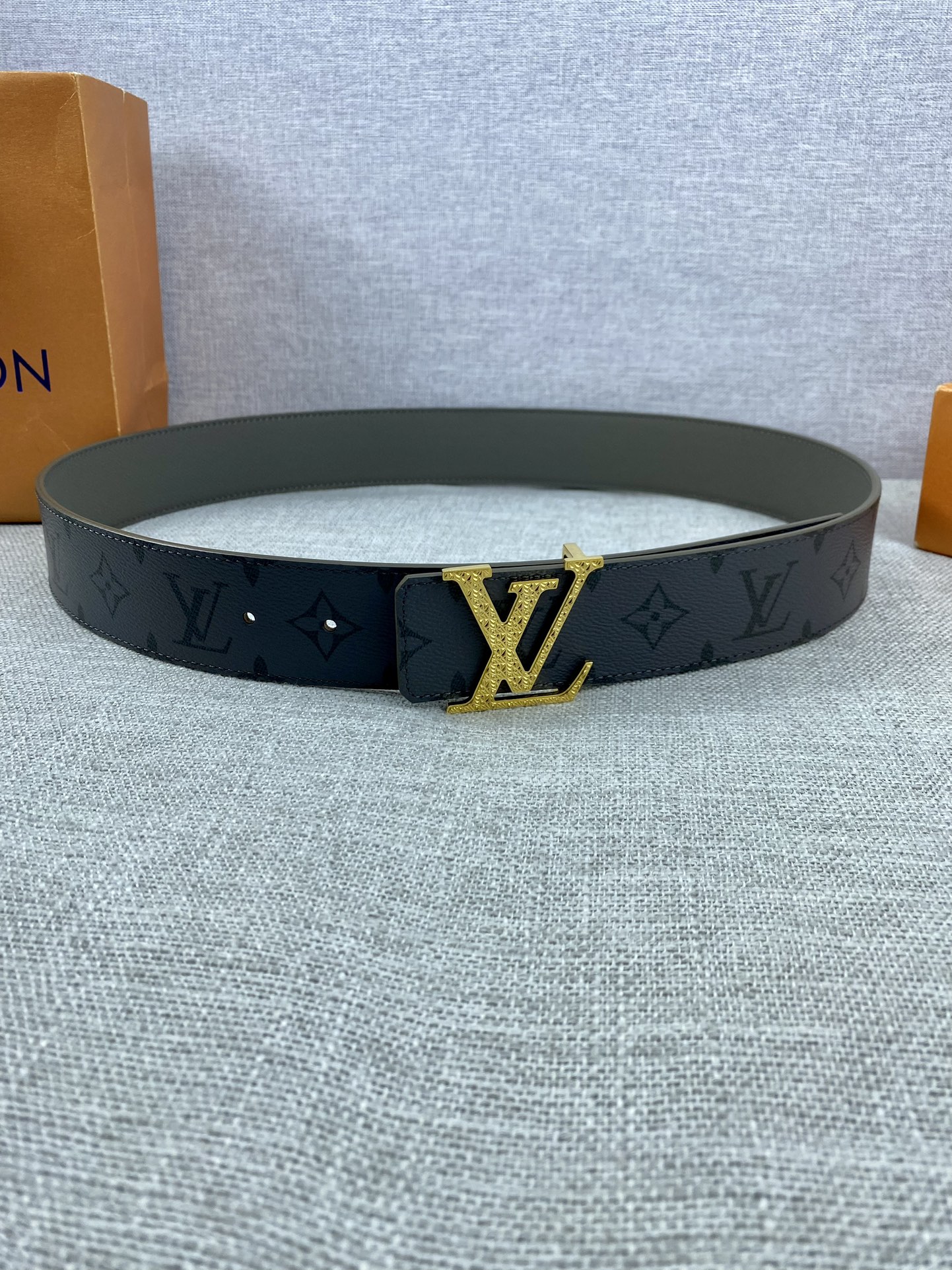 本款Initiales双面腰带全新加入Taigarama皮具系列以传统Monogram帆布和光滑Taïg