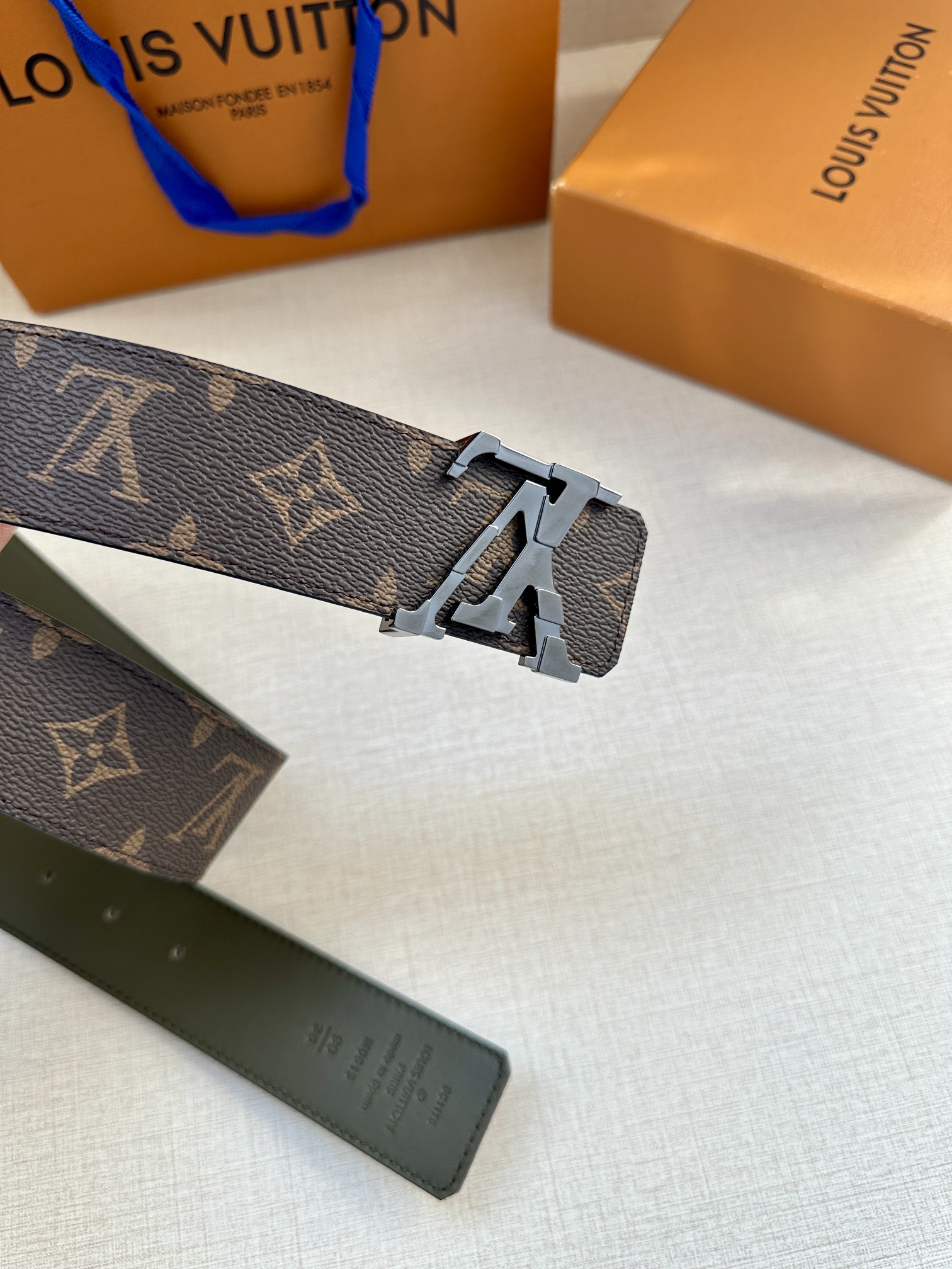 本款4.0宽LVInitiales双面腰带拼合经典Monogram帆布和素色皮革搭配中央LV字母搭扣为路