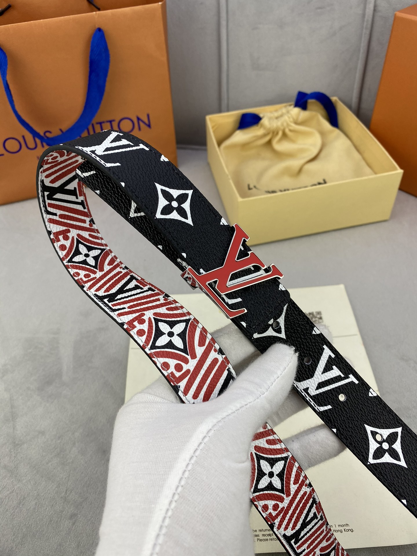 CraftyIconic腰带于2023秋冬季演绎品牌标志性元素的多面大观一面呈现Monogram帆布的艺