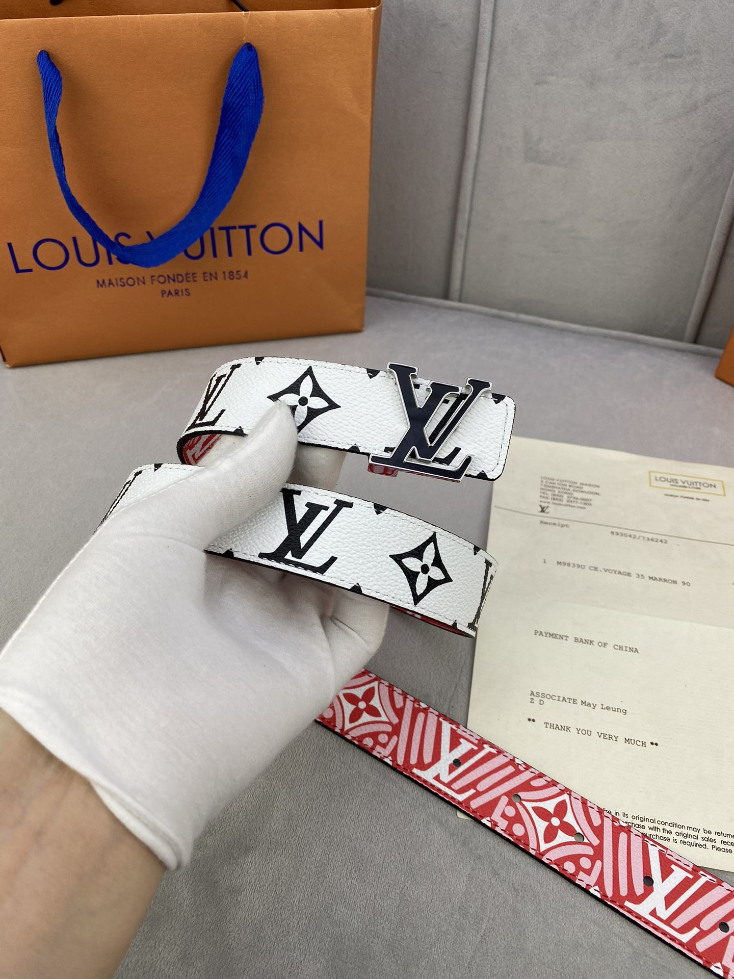 CraftyIconic腰带于2023秋冬季演绎品牌标志性元素的多面大观一面呈现Monogram帆布的艺