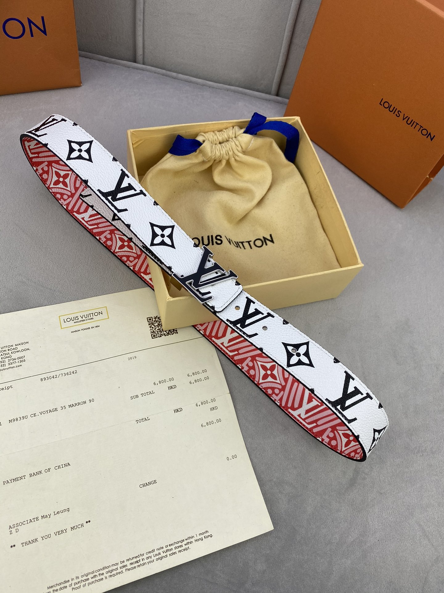 CraftyIconic腰带于2023秋冬季演绎品牌标志性元素的多面大观一面呈现Monogram帆布的艺