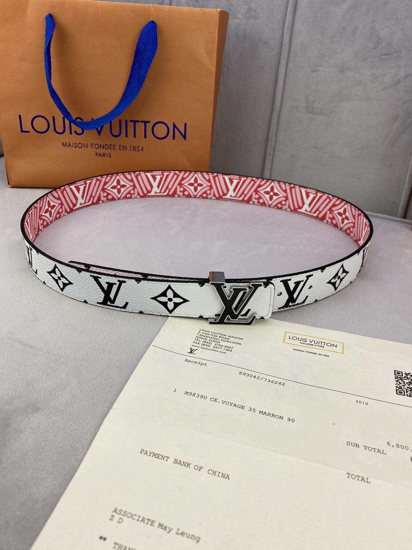 CraftyIconic腰带于2023秋冬季演绎品牌标志性元素的多面大观一面呈现Monogram帆布的艺