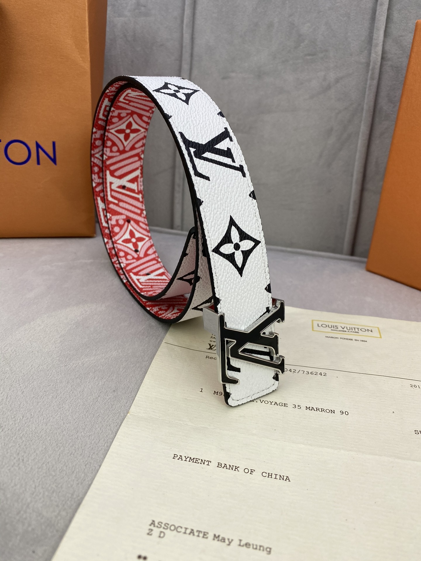 CraftyIconic腰带于2023秋冬季演绎品牌标志性元素的多面大观一面呈现Monogram帆布的艺