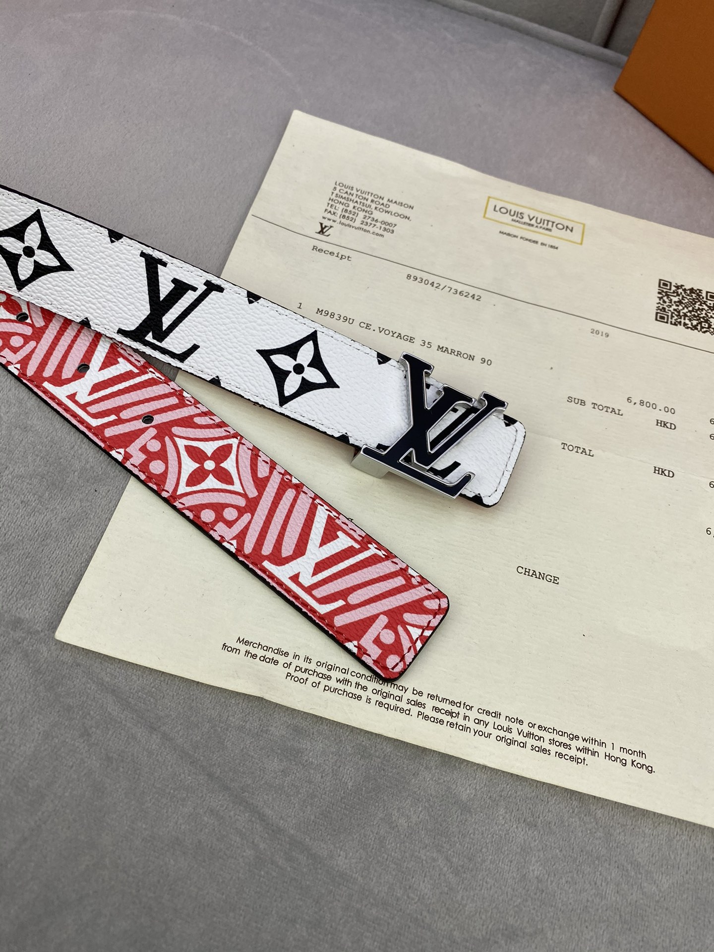 CraftyIconic腰带于2023秋冬季演绎品牌标志性元素的多面大观一面呈现Monogram帆布的艺