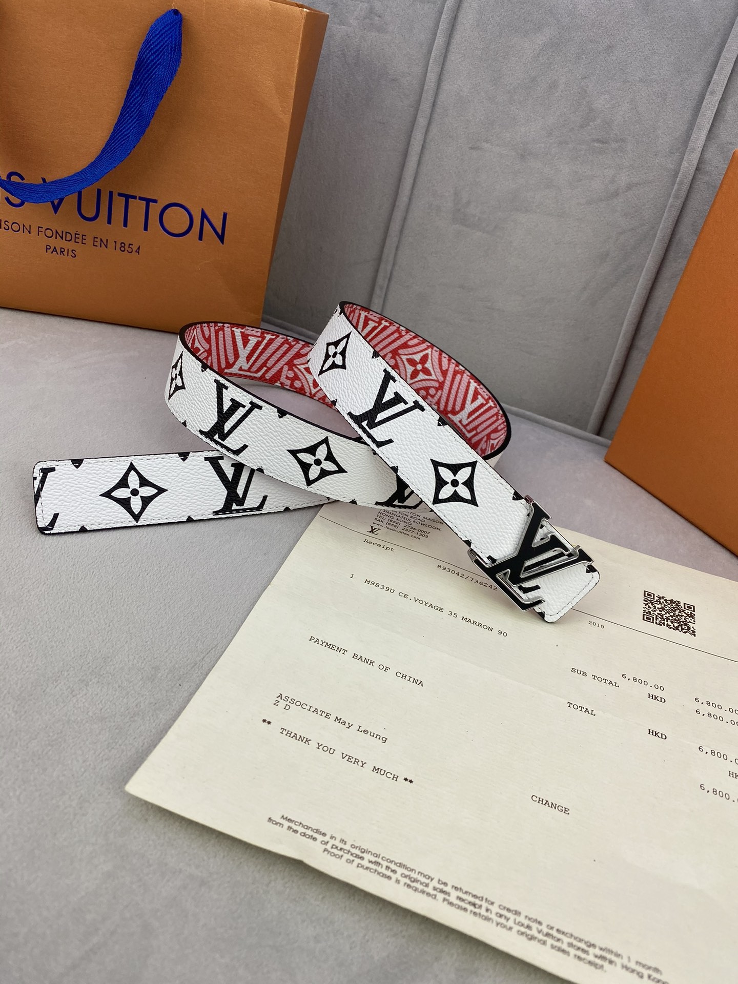 CraftyIconic腰带于2023秋冬季演绎品牌标志性元素的多面大观一面呈现Monogram帆布的艺