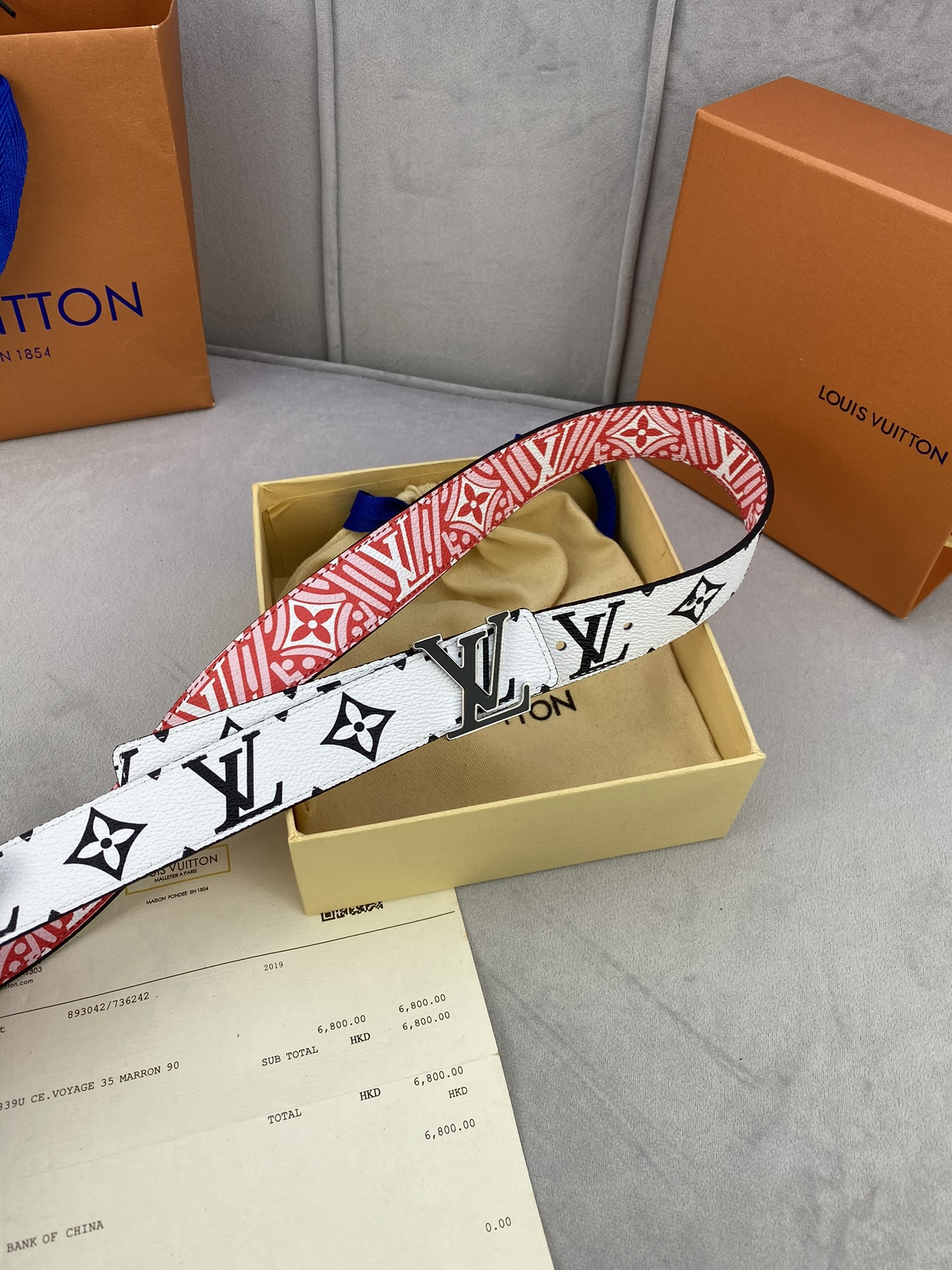 CraftyIconic腰带于2023秋冬季演绎品牌标志性元素的多面大观一面呈现Monogram帆布的艺