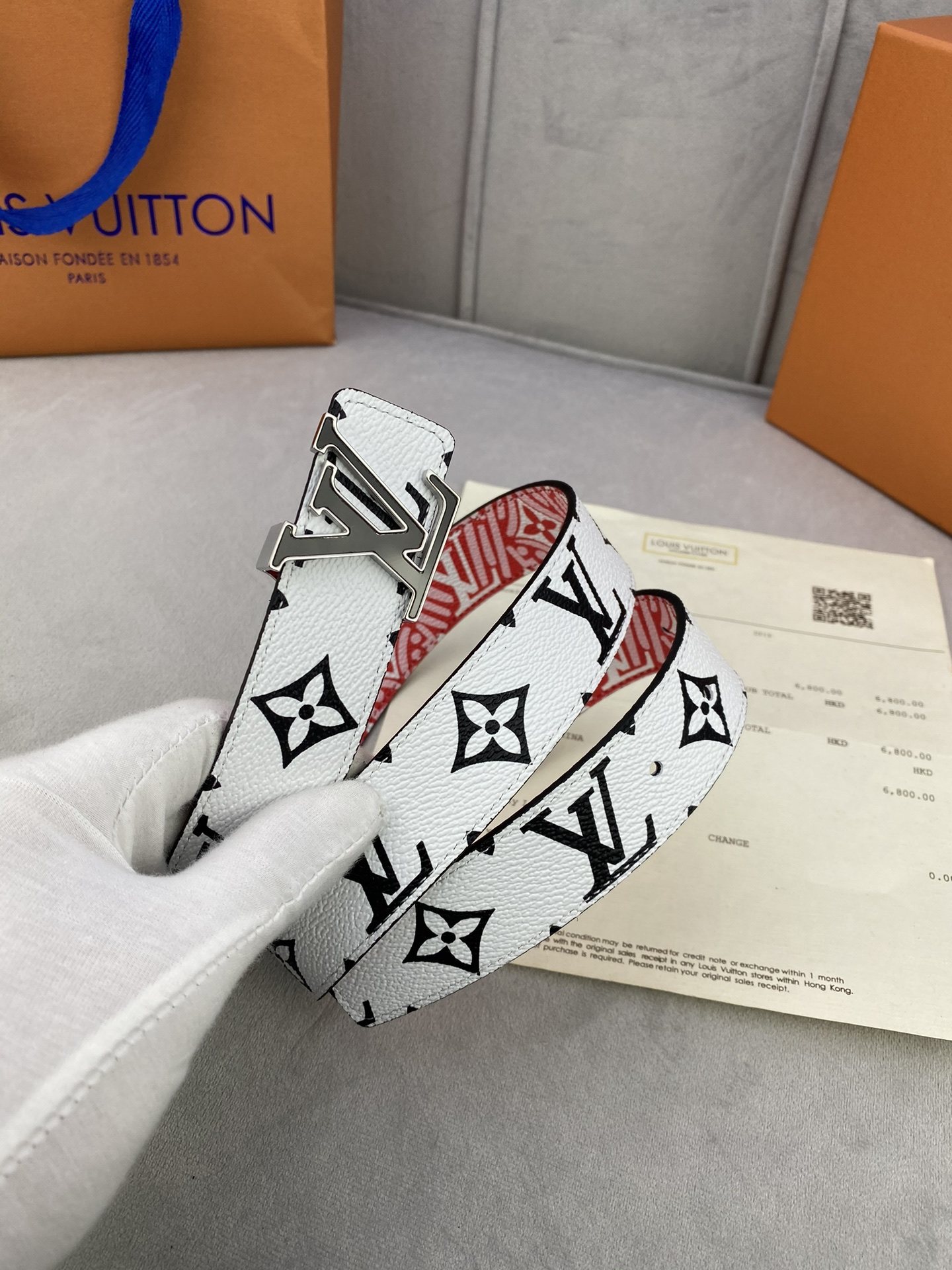 CraftyIconic腰带于2023秋冬季演绎品牌标志性元素的多面大观一面呈现Monogram帆布的艺