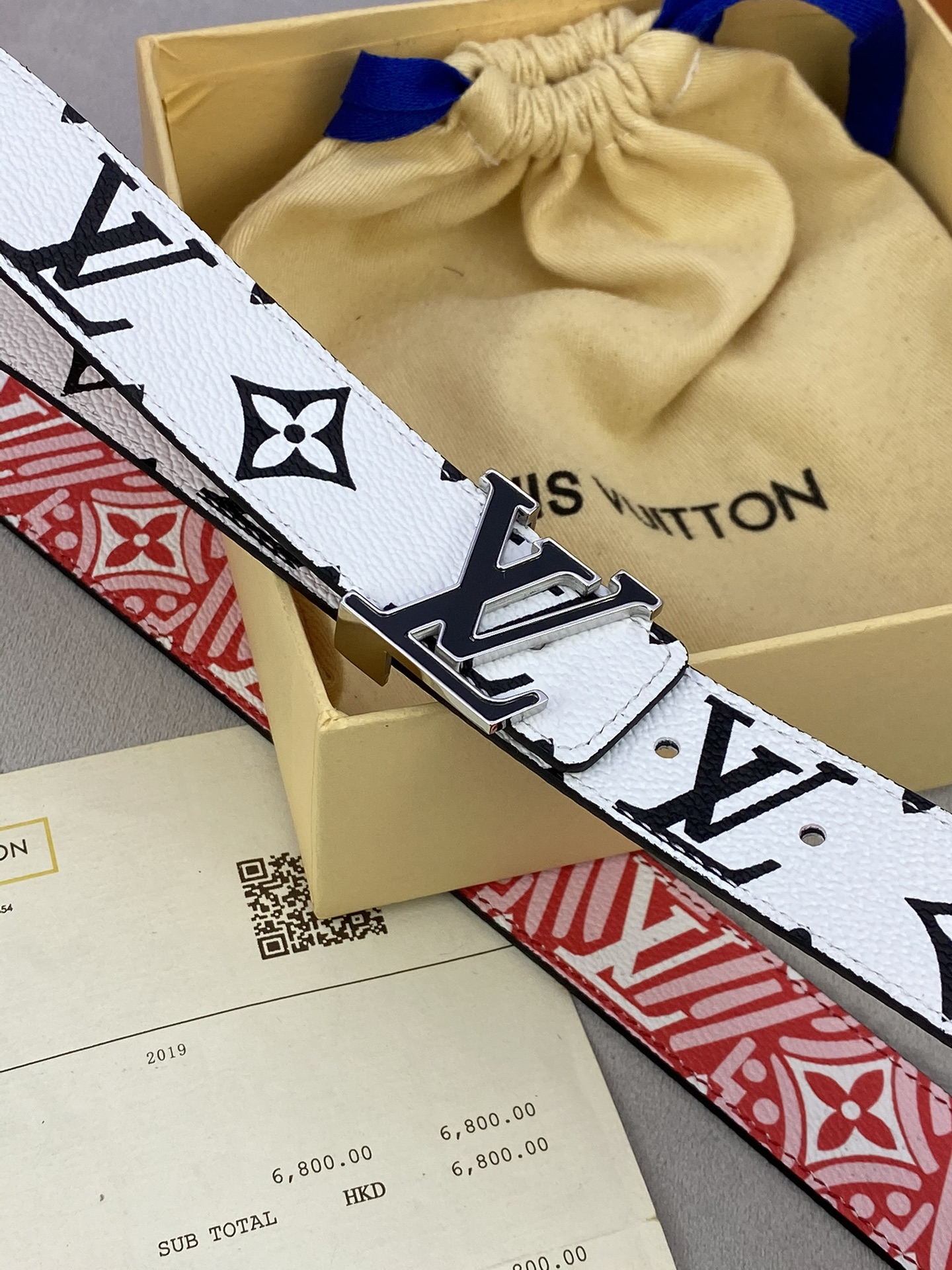CraftyIconic腰带于2023秋冬季演绎品牌标志性元素的多面大观一面呈现Monogram帆布的艺
