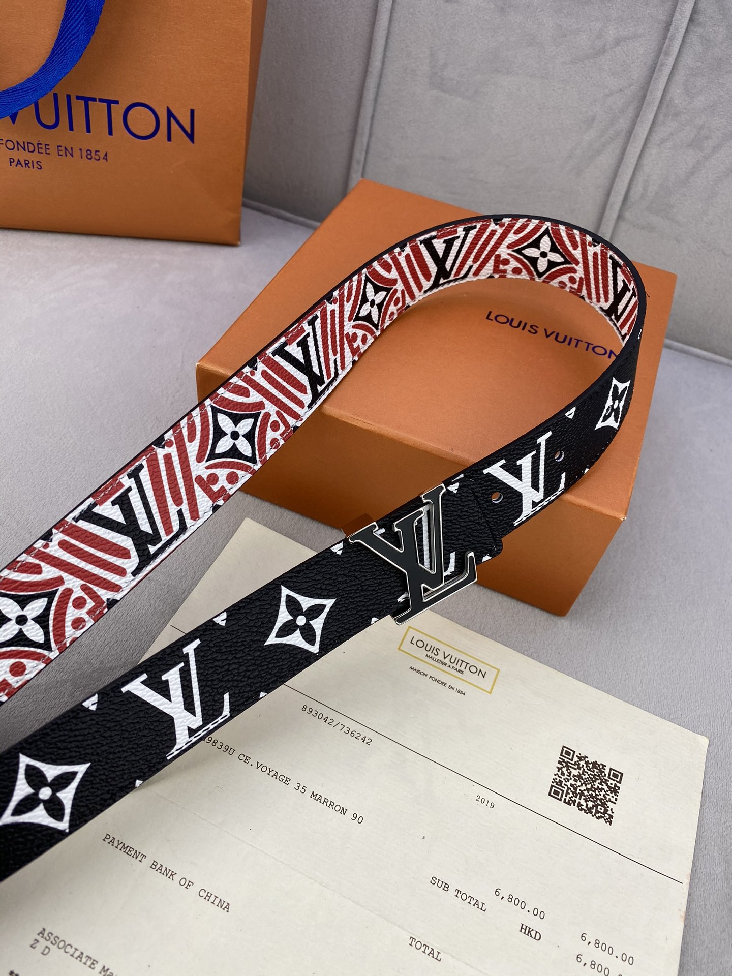 CraftyIconic腰带于2023秋冬季演绎品牌标志性元素的多面大观一面呈现Monogram帆布的艺