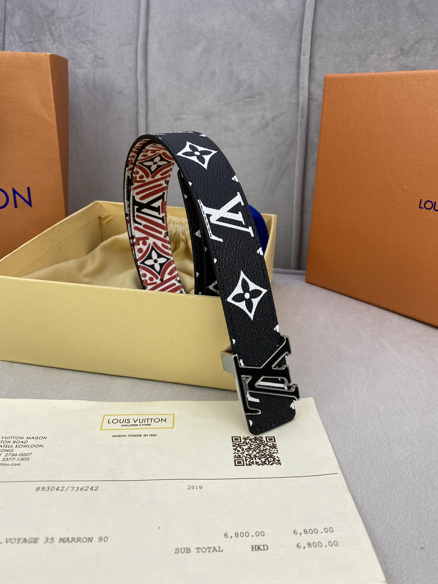 CraftyIconic腰带于2023秋冬季演绎品牌标志性元素的多面大观一面呈现Monogram帆布的艺