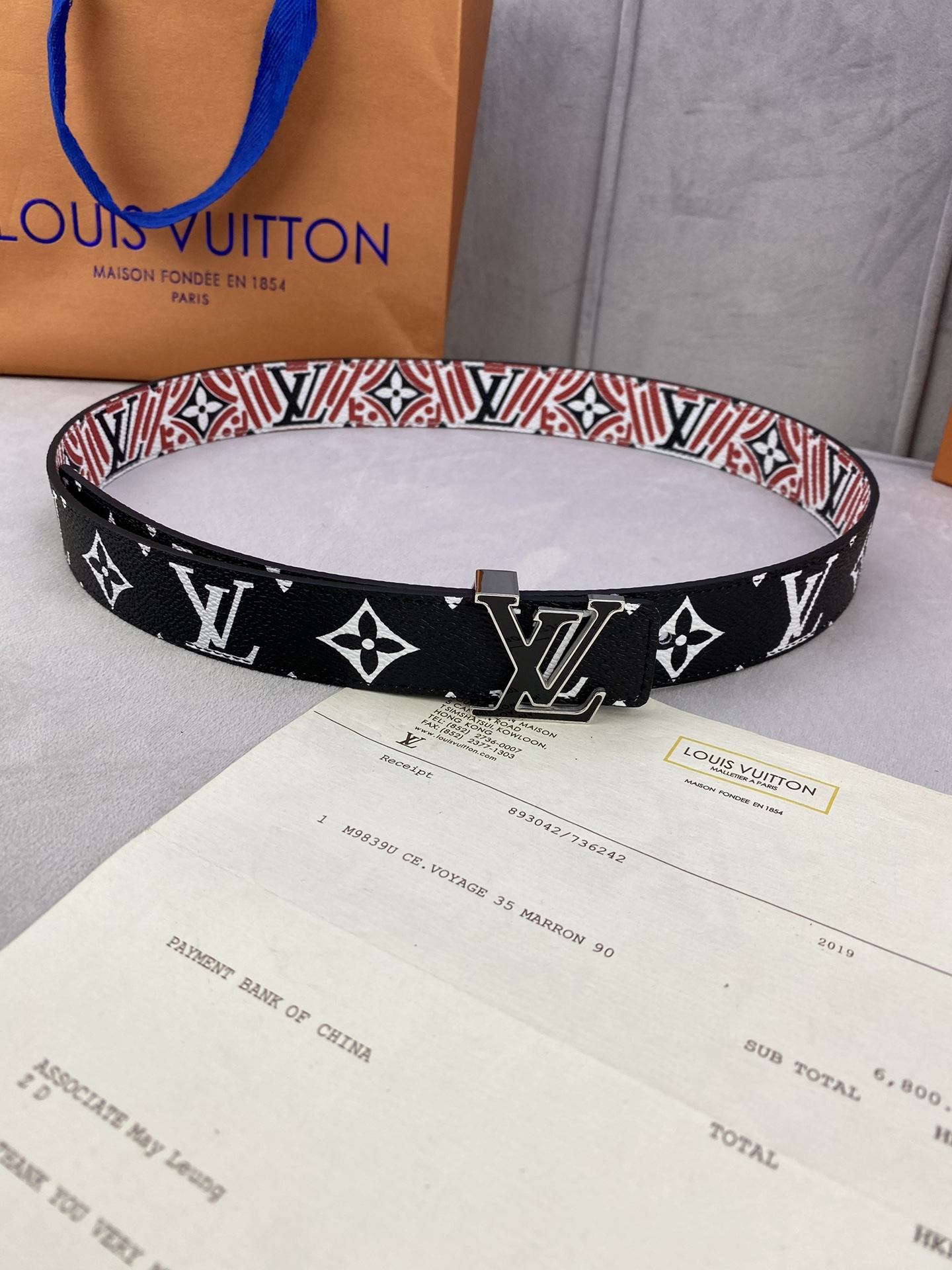 CraftyIconic腰带于2023秋冬季演绎品牌标志性元素的多面大观一面呈现Monogram帆布的艺