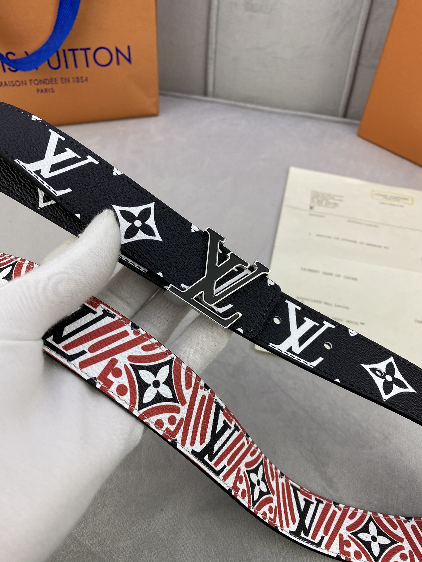 CraftyIconic腰带于2023秋冬季演绎品牌标志性元素的多面大观一面呈现Monogram帆布的艺