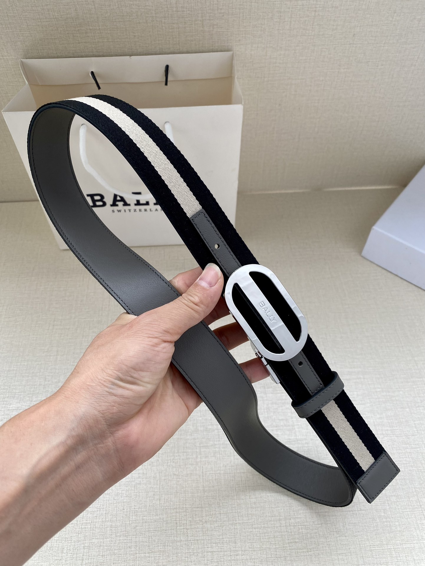 这款3.4宽BBuckle腰带以合成织物制成采用双面设计反面并饰有BallyStripe细节卡其底
