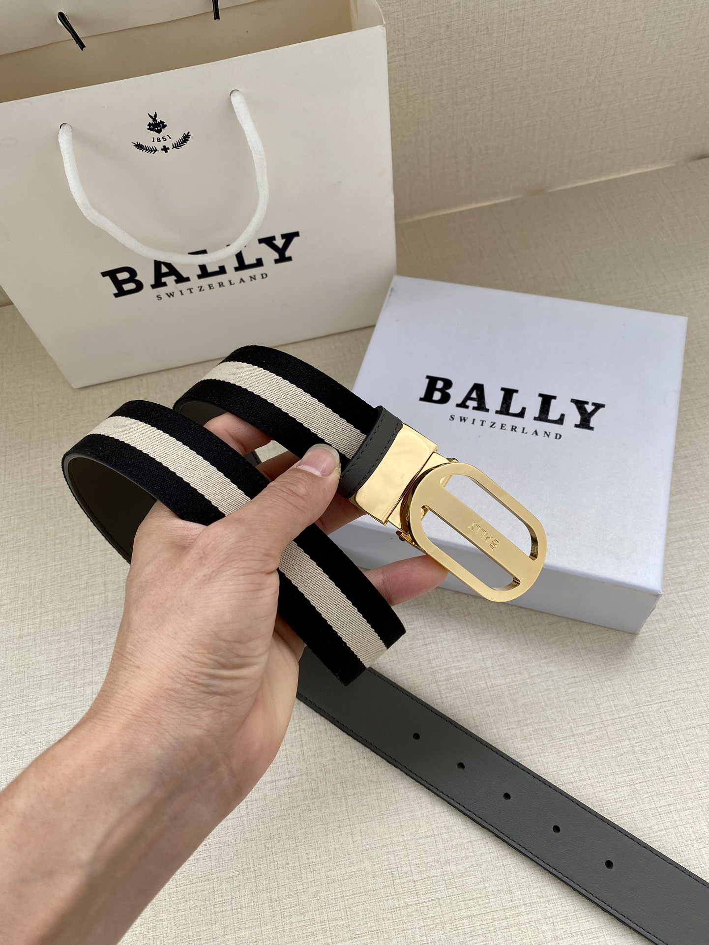 这款3.4宽BBuckle腰带以合成织物制成采用双面设计反面并饰有BallyStripe细节卡其底
