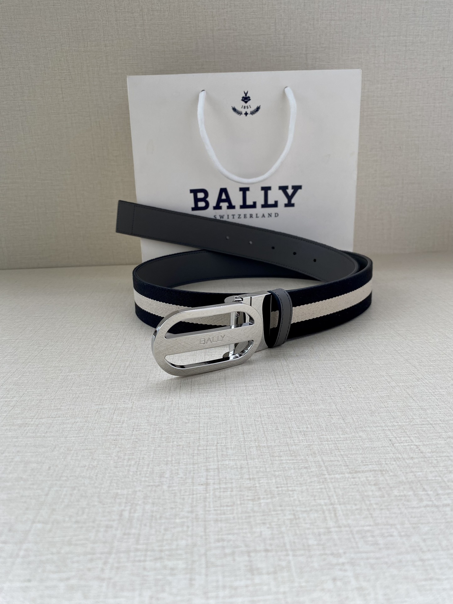 这款3.4宽BBuckle腰带以合成织物制成采用双面设计反面并饰有BallyStripe细节卡其底