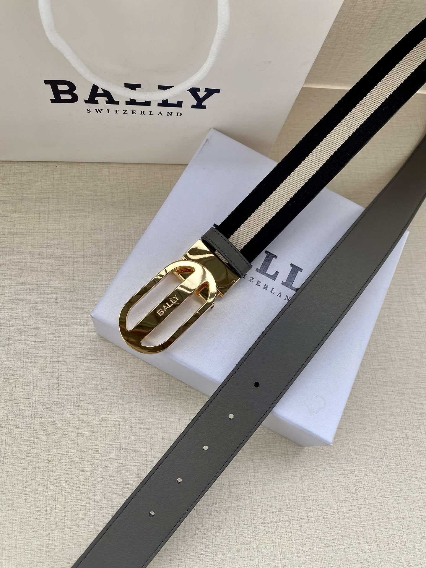 这款3.4宽BBuckle腰带以合成织物制成采用双面设计反面并饰有BallyStripe细节卡其底