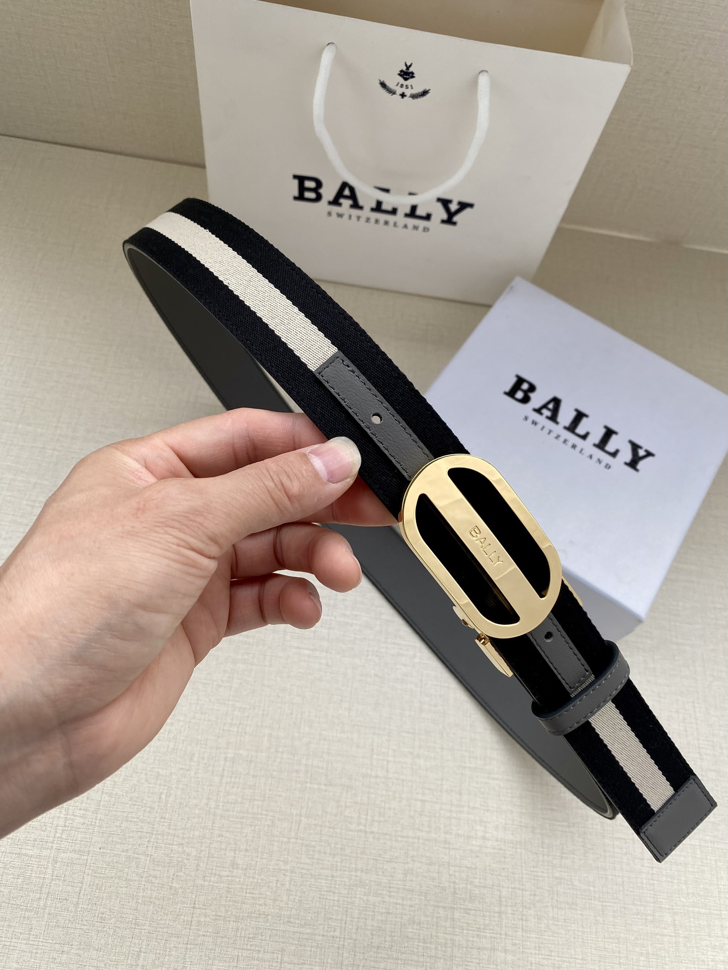 这款3.4宽BBuckle腰带以合成织物制成采用双面设计反面并饰有BallyStripe细节卡其底