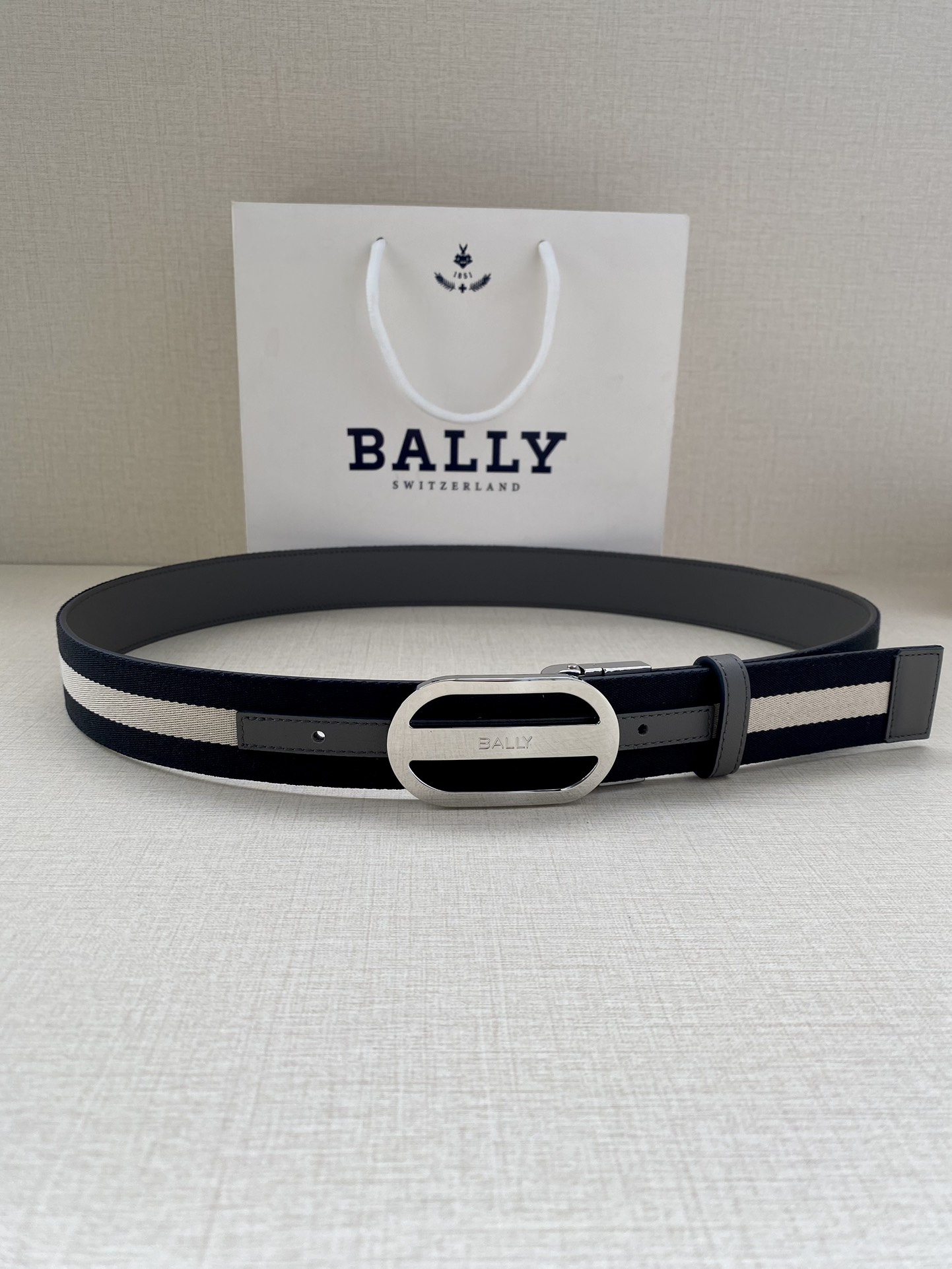 这款3.4宽BBuckle腰带以合成织物制成采用双面设计反面并饰有BallyStripe细节卡其底