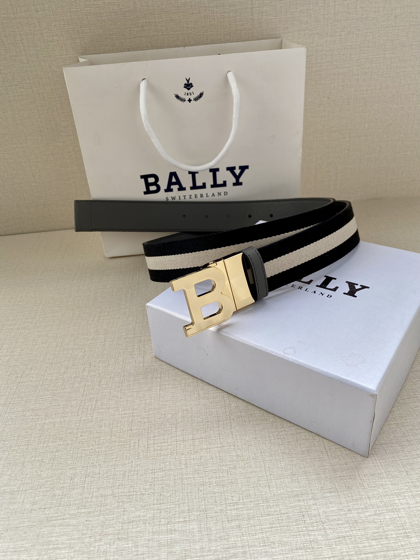 BALLY巴利专柜同款男士双面用腰带宽3.4cm这款选用反面进口牛皮精制而成正面金属搭扣简约百搭可调式长