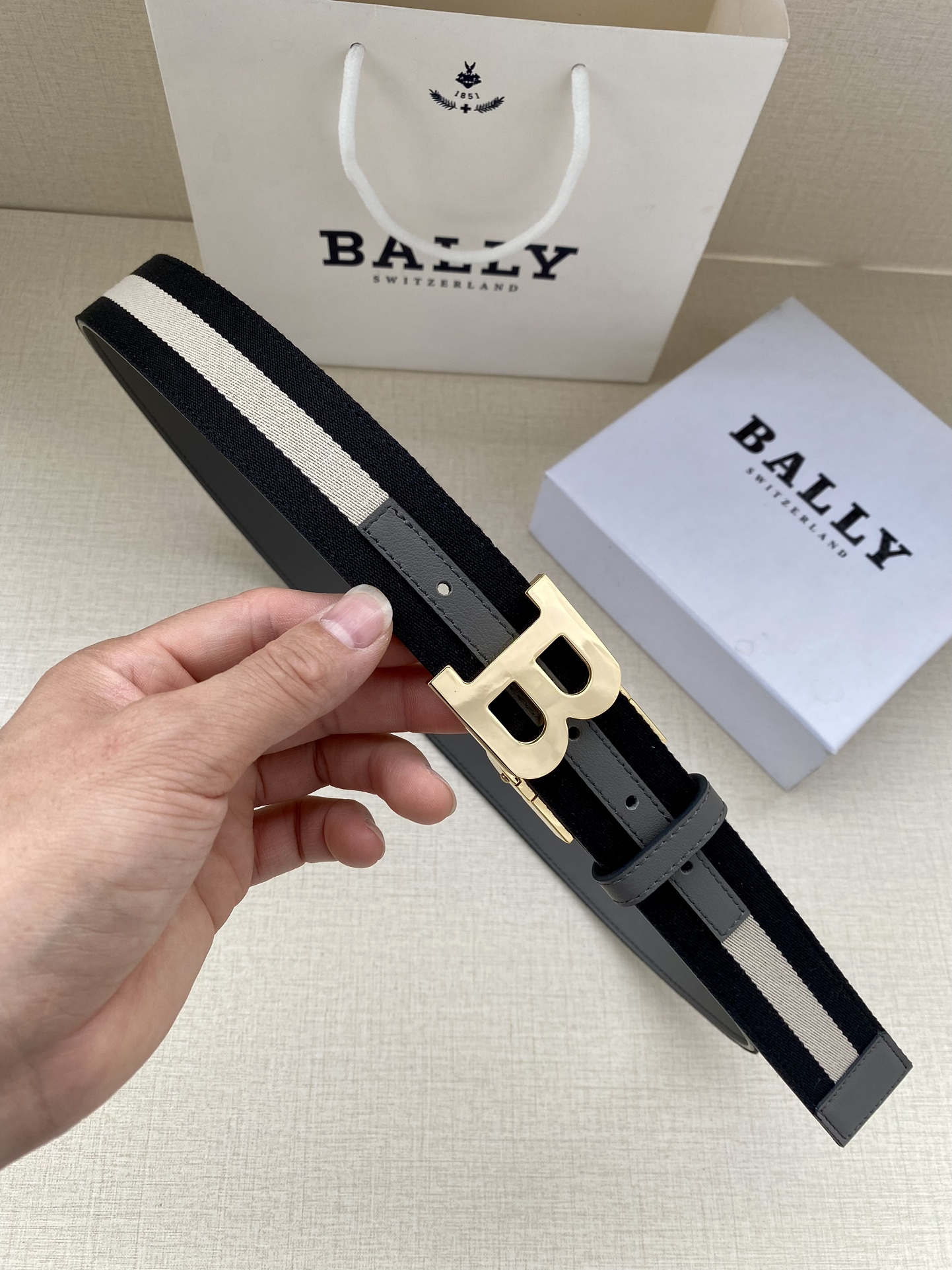 BALLY巴利专柜同款男士双面用腰带宽3.4cm这款选用反面进口牛皮精制而成正面金属搭扣简约百搭可调式长