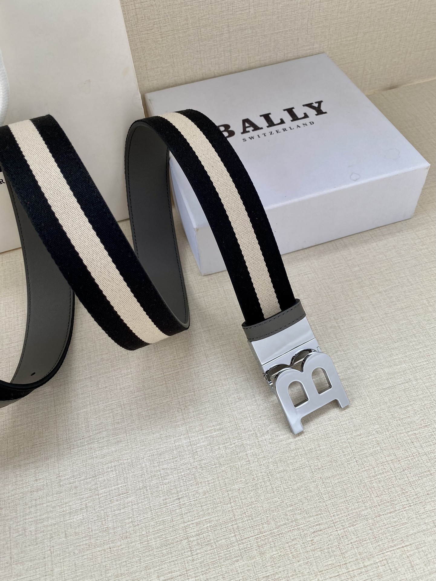 BALLY巴利专柜同款男士双面用腰带宽3.4cm这款选用反面进口牛皮精制而成正面金属搭扣简约百搭可调式长