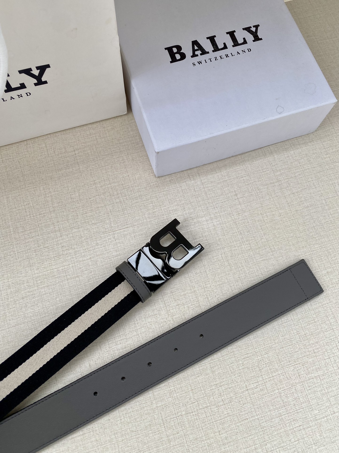 BALLY巴利专柜同款男士双面用腰带宽3.4cm这款选用反面进口牛皮精制而成正面金属搭扣简约百搭可调式长