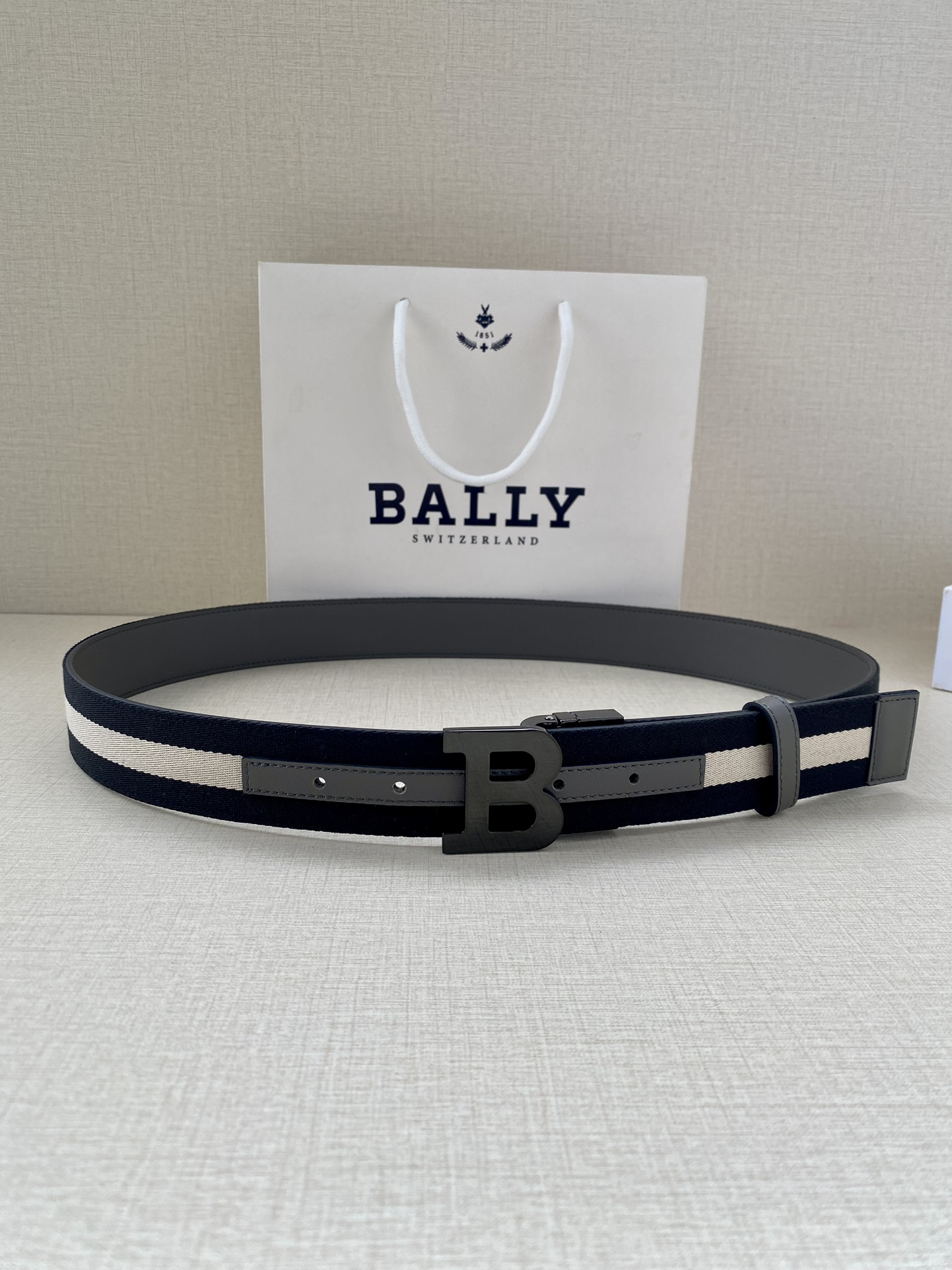 BALLY巴利专柜同款男士双面用腰带宽3.4cm这款选用反面进口牛皮精制而成正面金属搭扣简约百搭可调式长