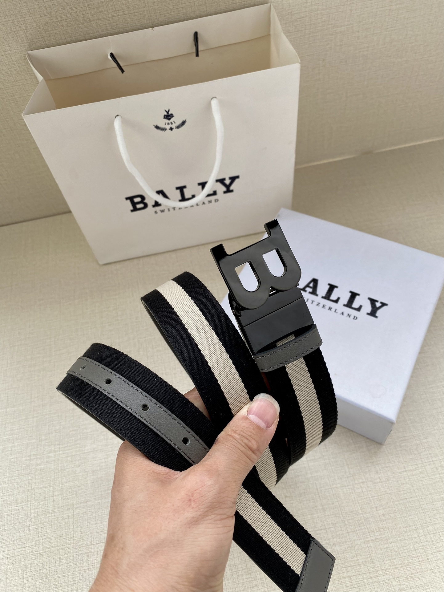 BALLY巴利专柜同款男士双面用腰带宽3.4cm这款选用反面进口牛皮精制而成正面金属搭扣简约百搭可调式长
