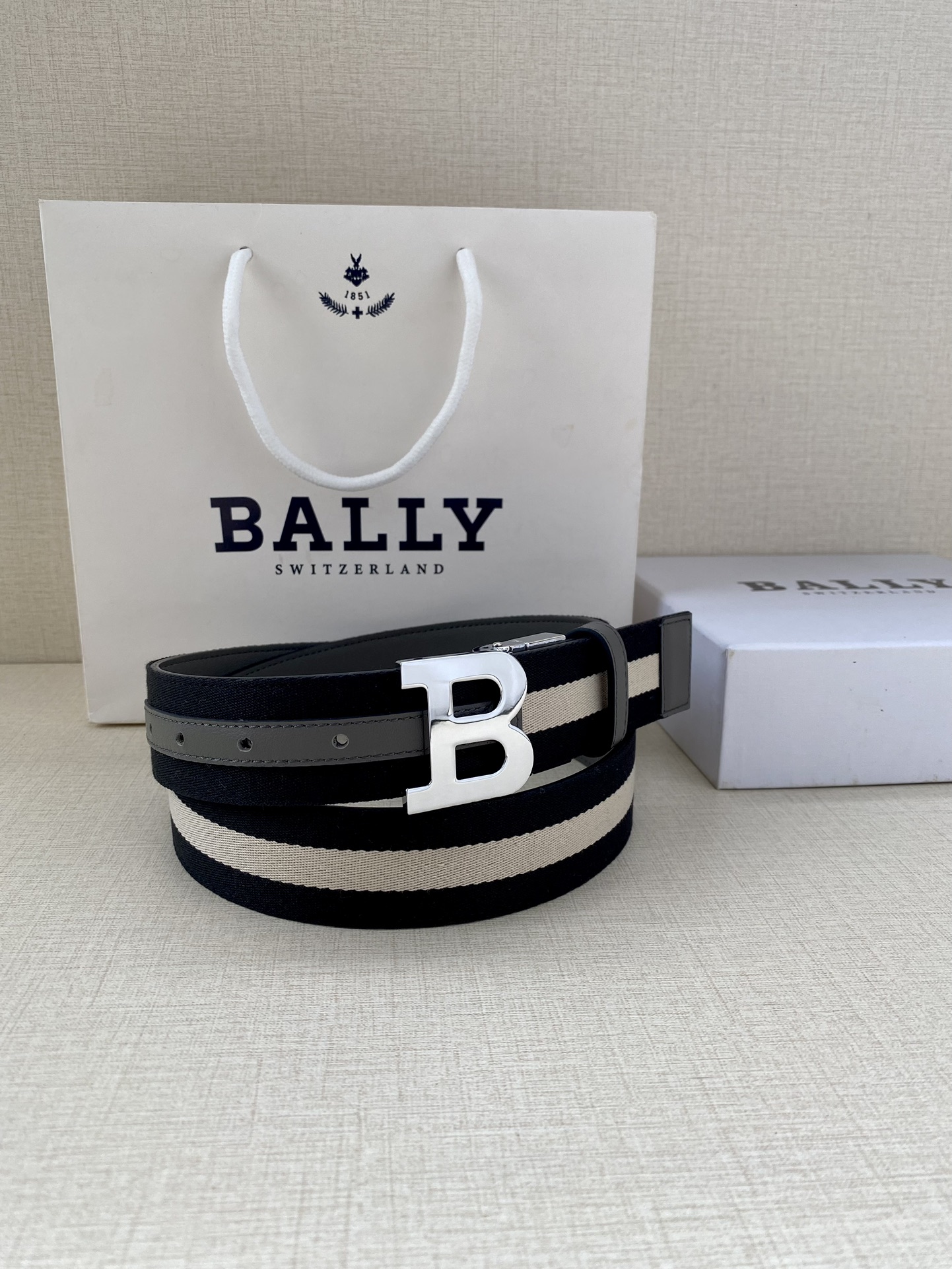 BALLY巴利专柜同款男士双面用腰带宽3.4cm这款选用反面进口牛皮精制而成正面金属搭扣简约百搭可调式长