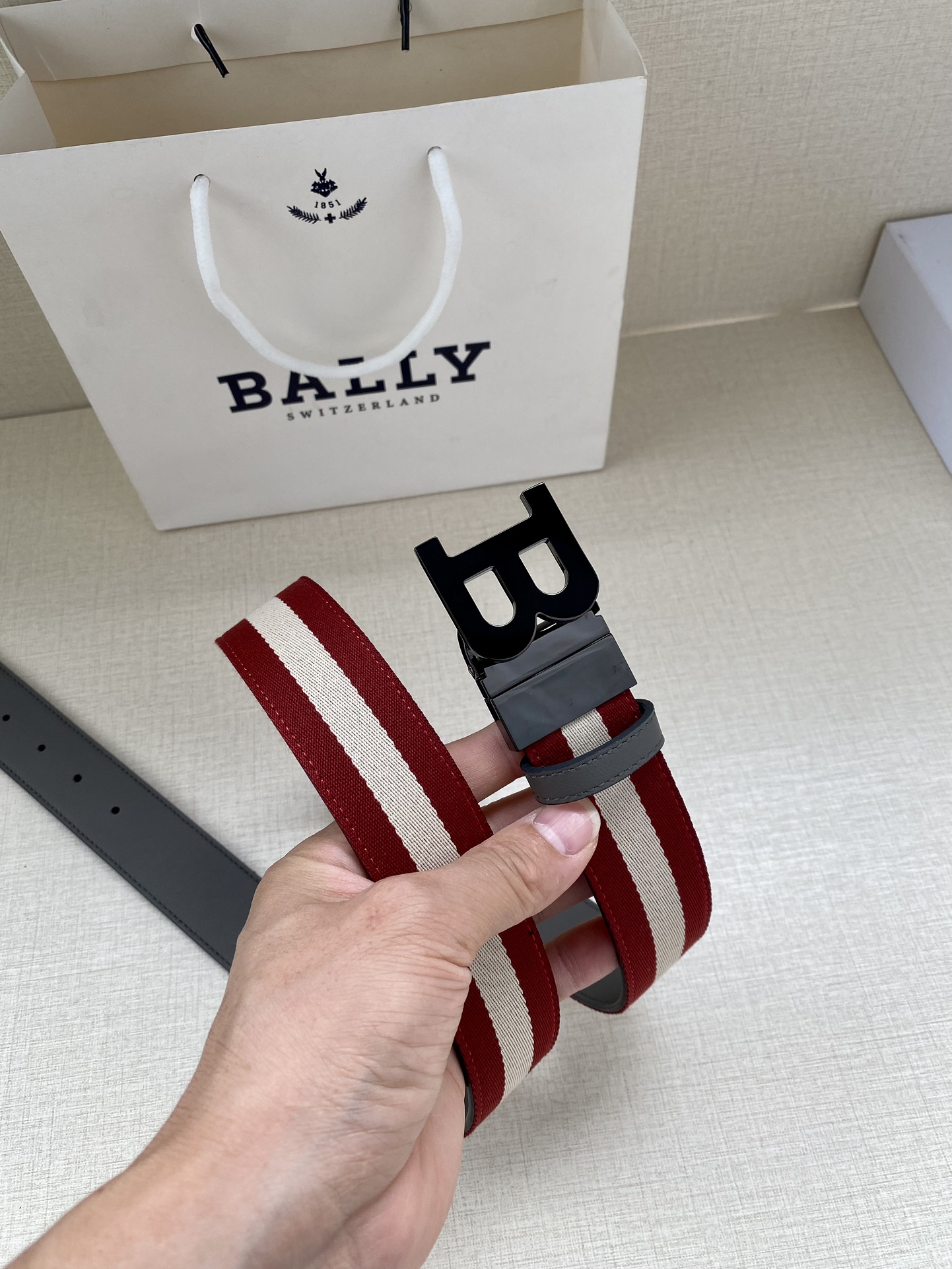 BALLY巴利专柜同款男士双面用腰带宽3.4cm这款选用反面进口牛皮精制而成正面金属搭扣简约百搭可调式长