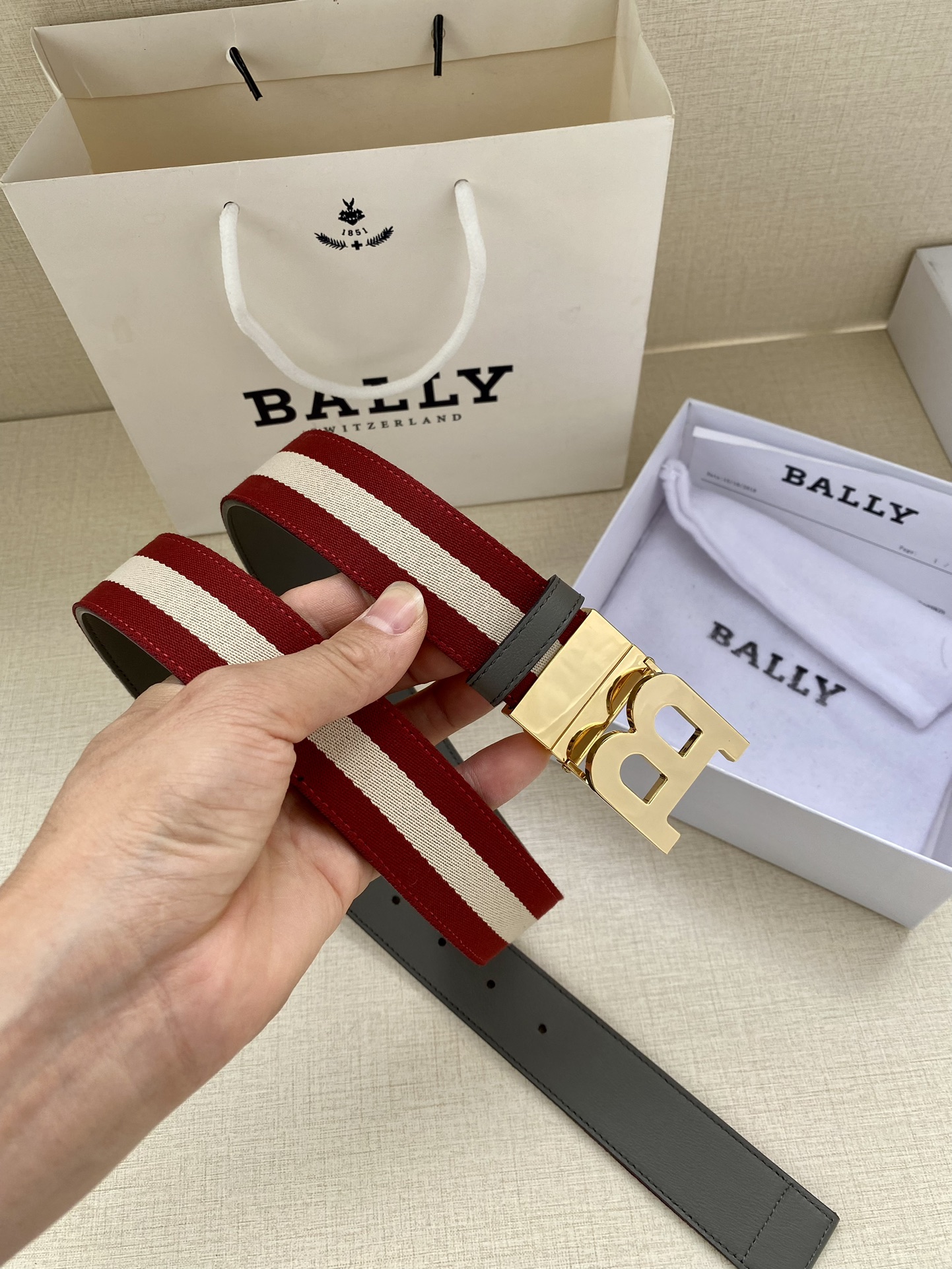 BALLY巴利专柜同款男士双面用腰带宽3.4cm这款选用反面进口牛皮精制而成正面金属搭扣简约百搭可调式长