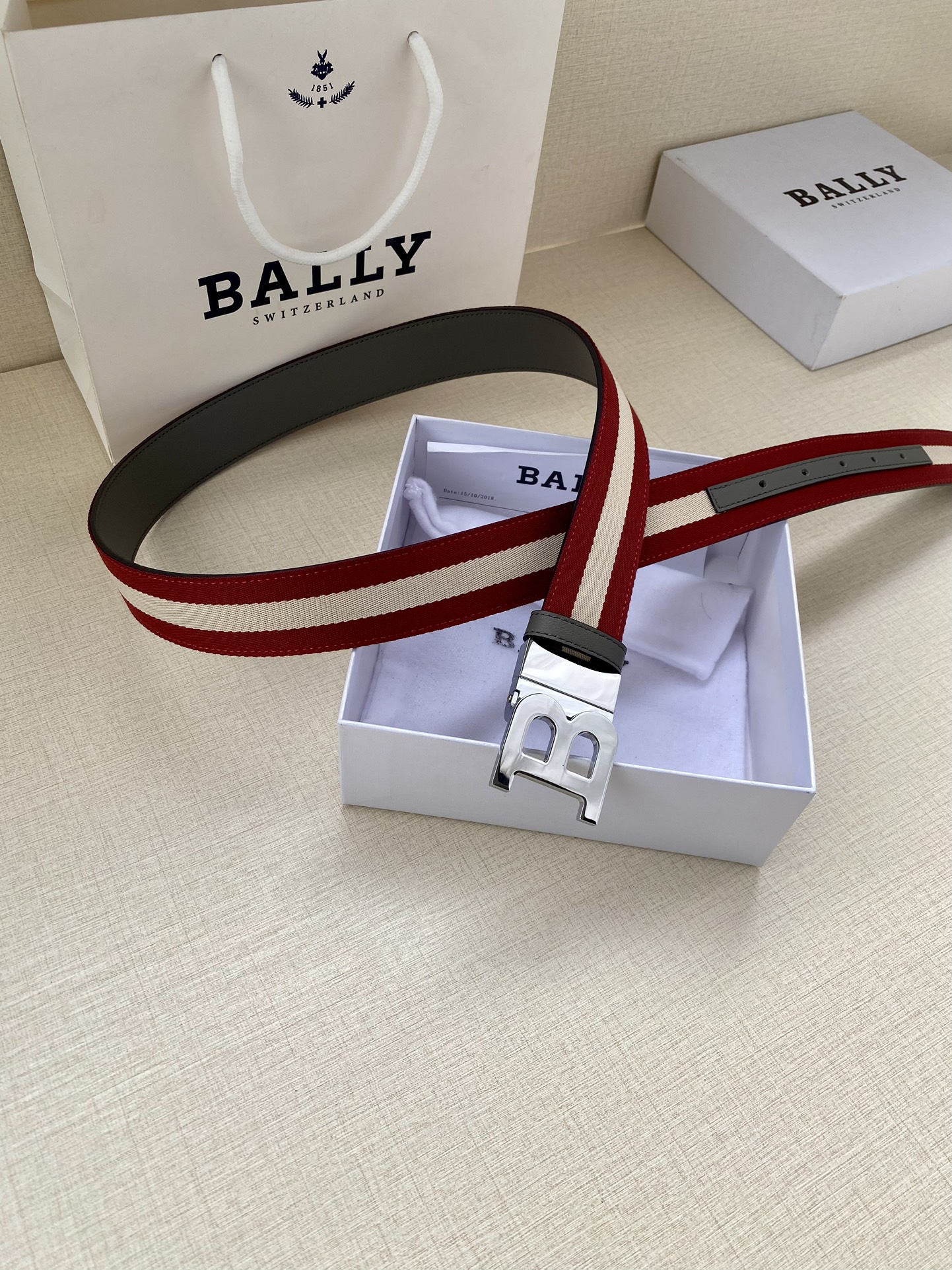 BALLY巴利专柜同款男士双面用腰带宽3.4cm这款选用反面进口牛皮精制而成正面金属搭扣简约百搭可调式长
