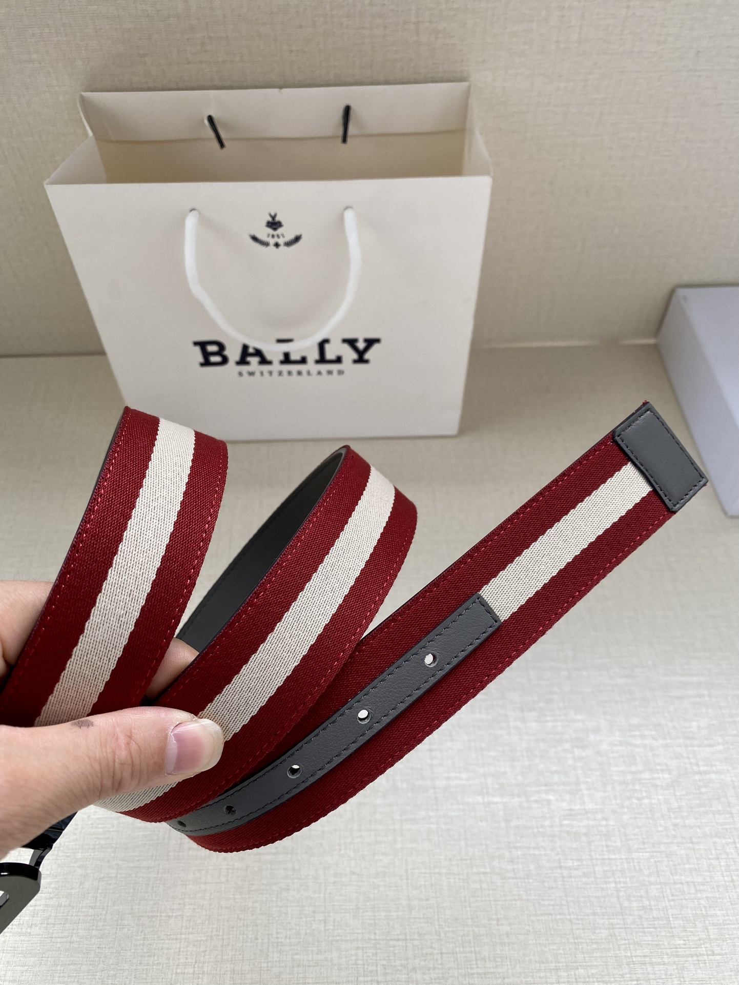 BALLY巴利专柜同款男士双面用腰带宽3.4cm这款选用反面进口牛皮精制而成正面金属搭扣简约百搭可调式长