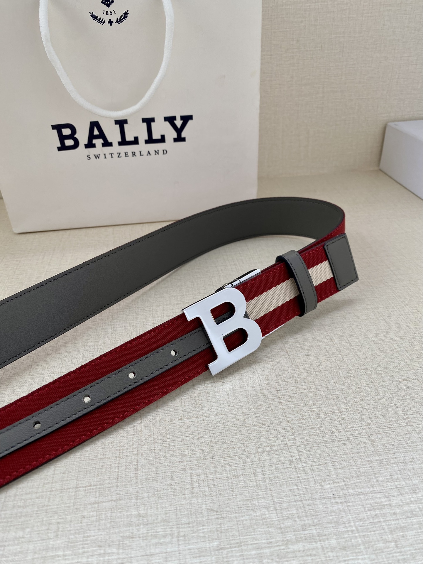 BALLY巴利专柜同款男士双面用腰带宽3.4cm这款选用反面进口牛皮精制而成正面金属搭扣简约百搭可调式长