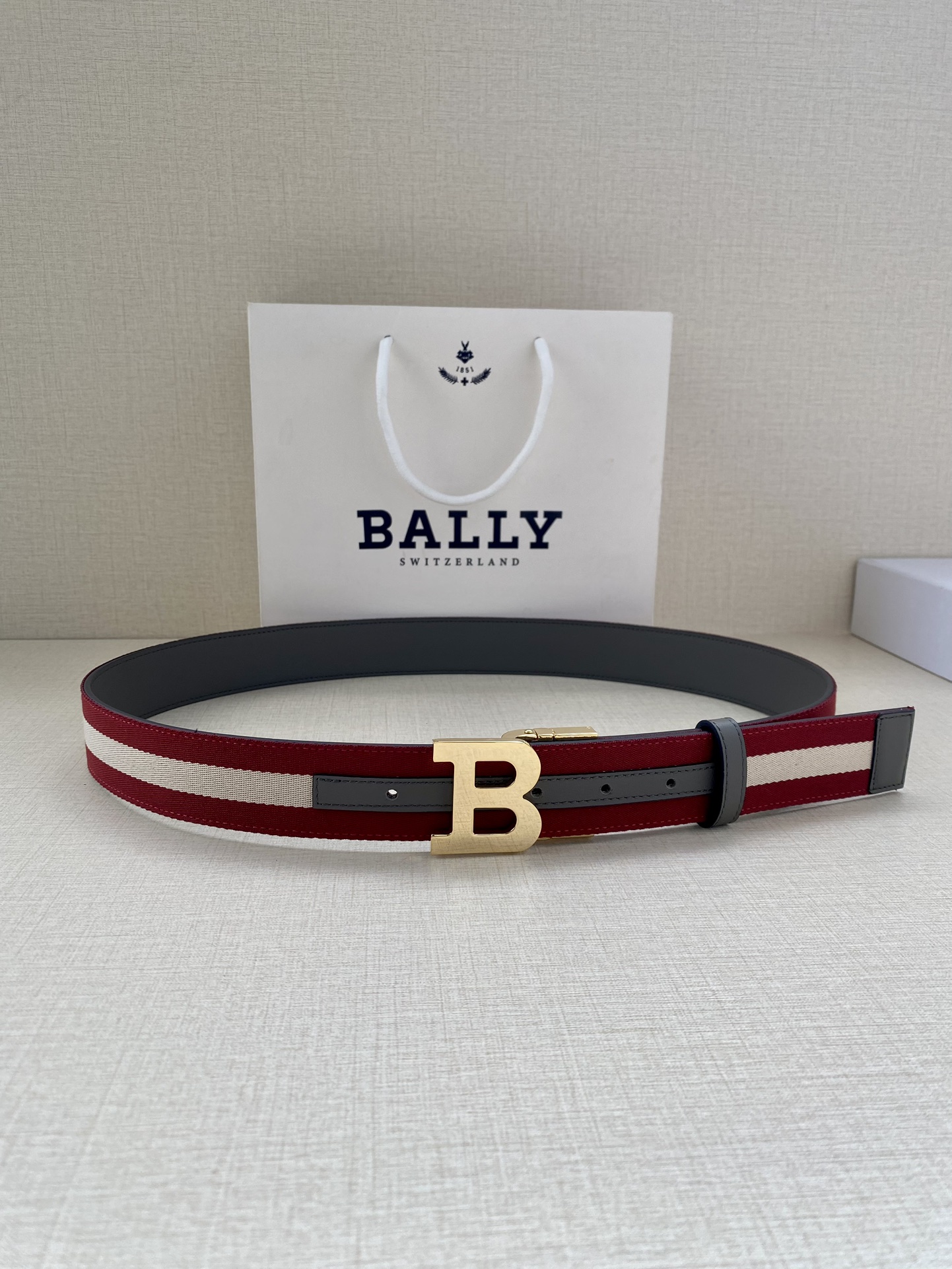 BALLY巴利专柜同款男士双面用腰带宽3.4cm这款选用反面进口牛皮精制而成正面金属搭扣简约百搭可调式长