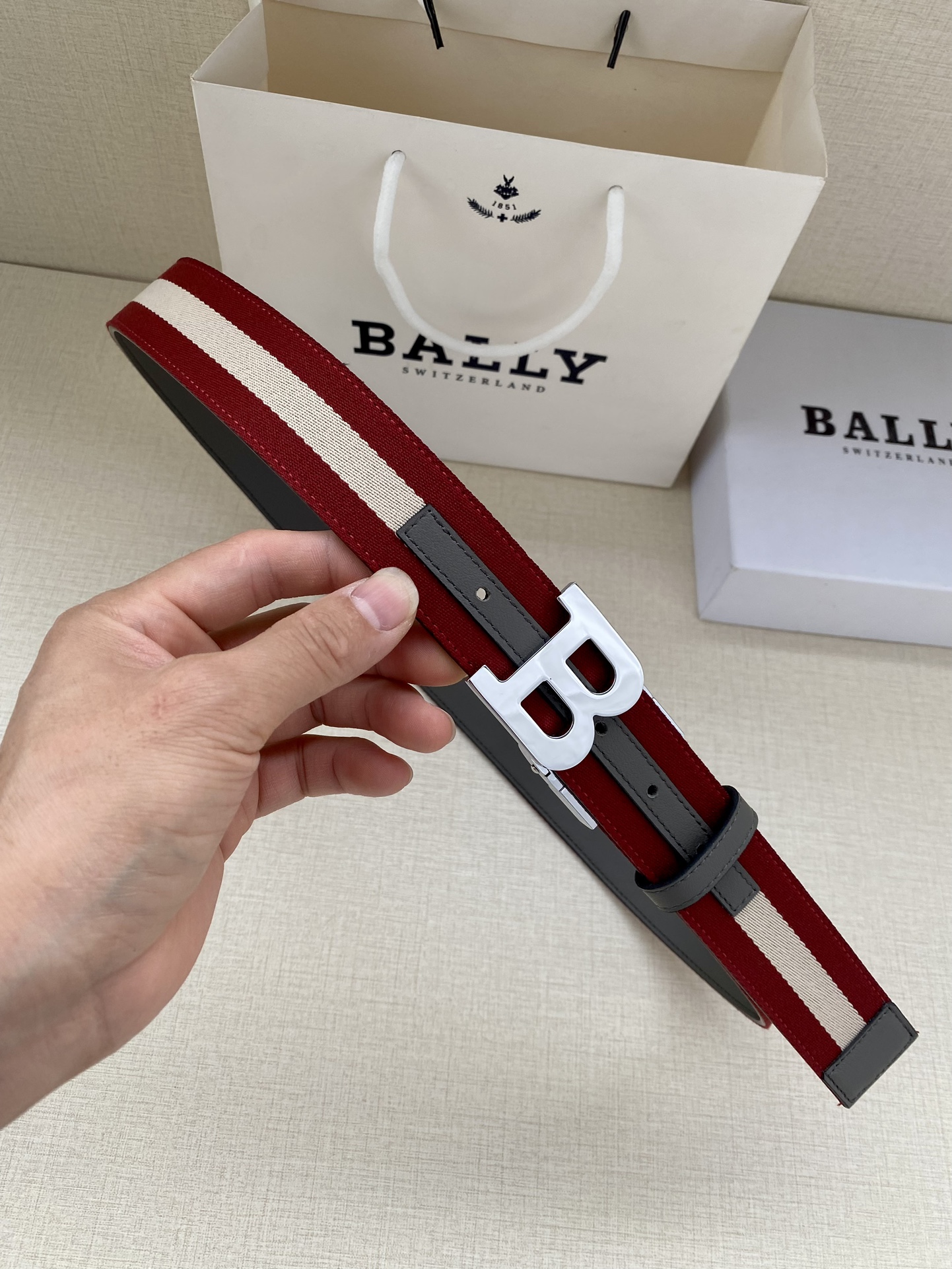 BALLY巴利专柜同款男士双面用腰带宽3.4cm这款选用反面进口牛皮精制而成正面金属搭扣简约百搭可调式长