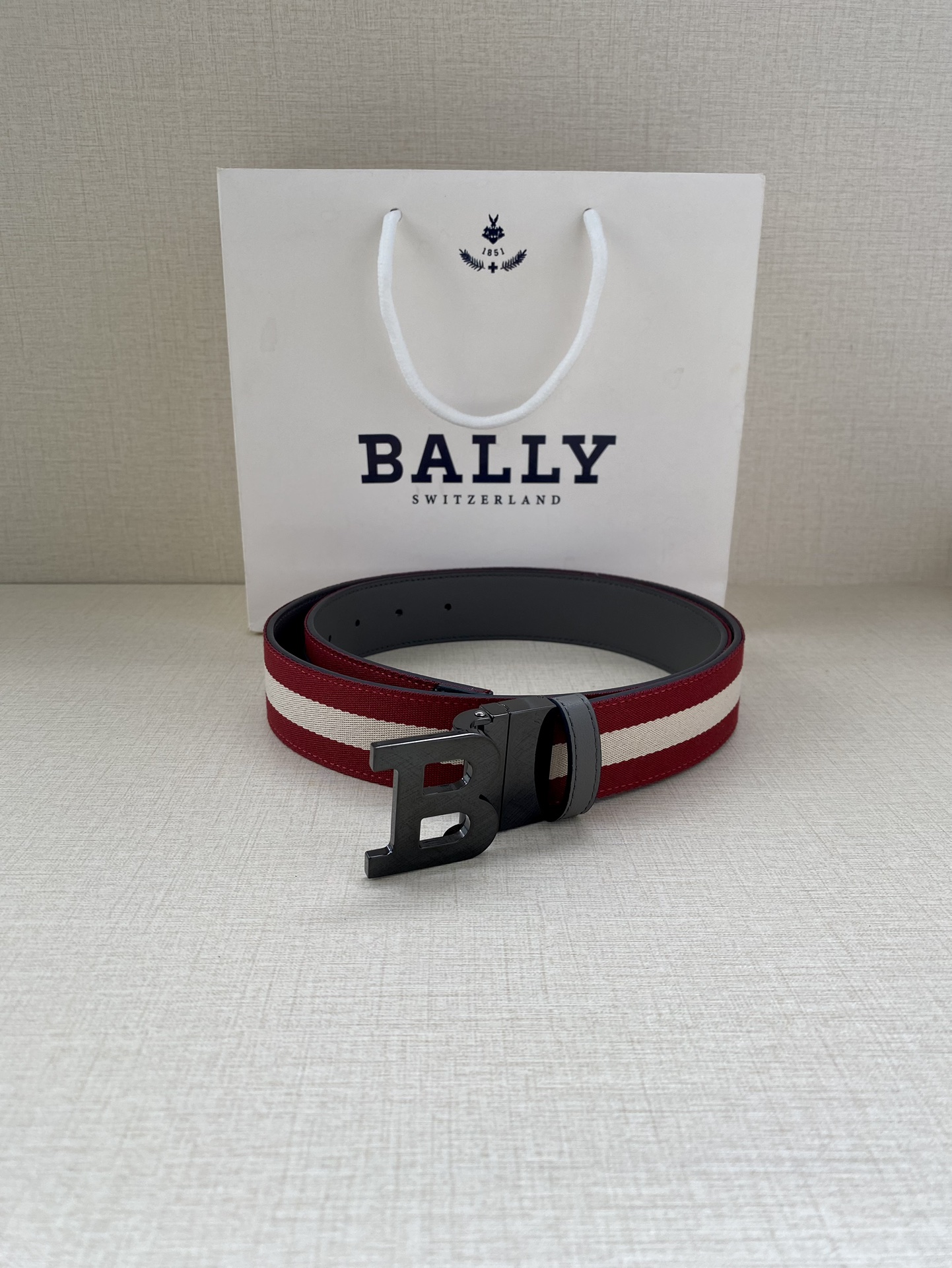 BALLY巴利专柜同款男士双面用腰带宽3.4cm这款选用反面进口牛皮精制而成正面金属搭扣简约百搭可调式长