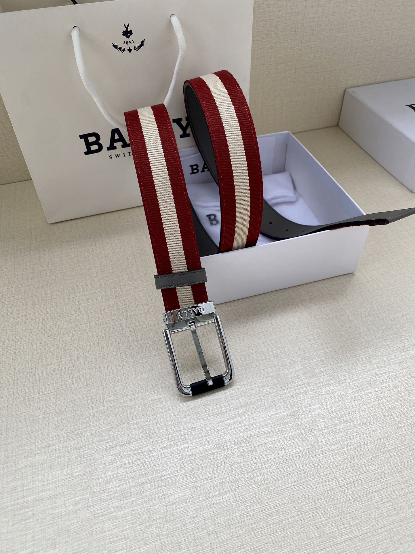 这款BBuckle腰带以合成织物制成采用双面设计反面并饰有BallyStripe细节卡其底