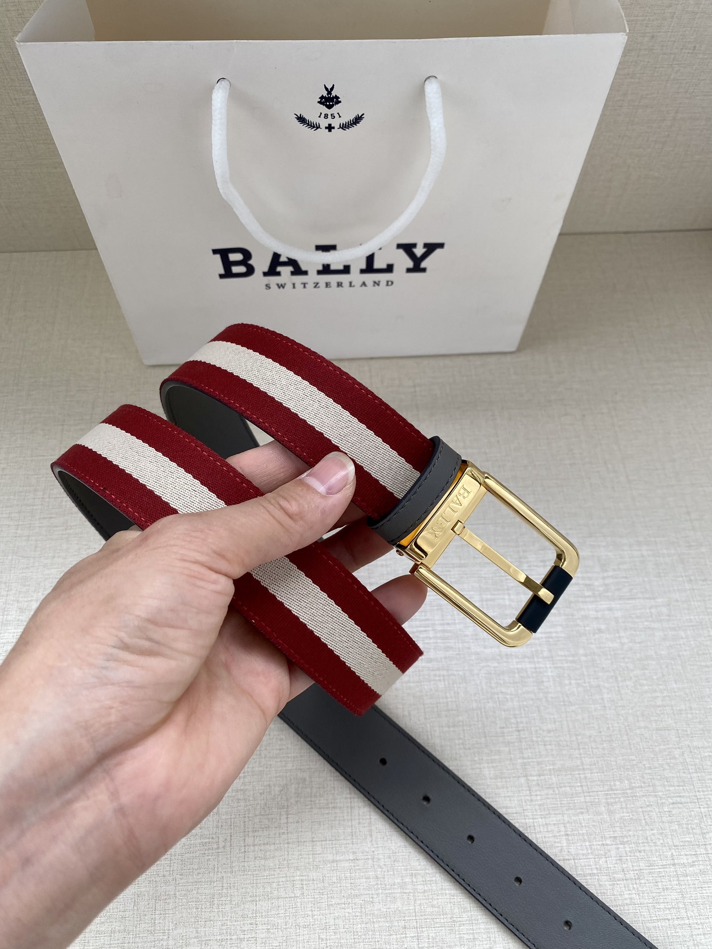 这款BBuckle腰带以合成织物制成采用双面设计反面并饰有BallyStripe细节卡其底