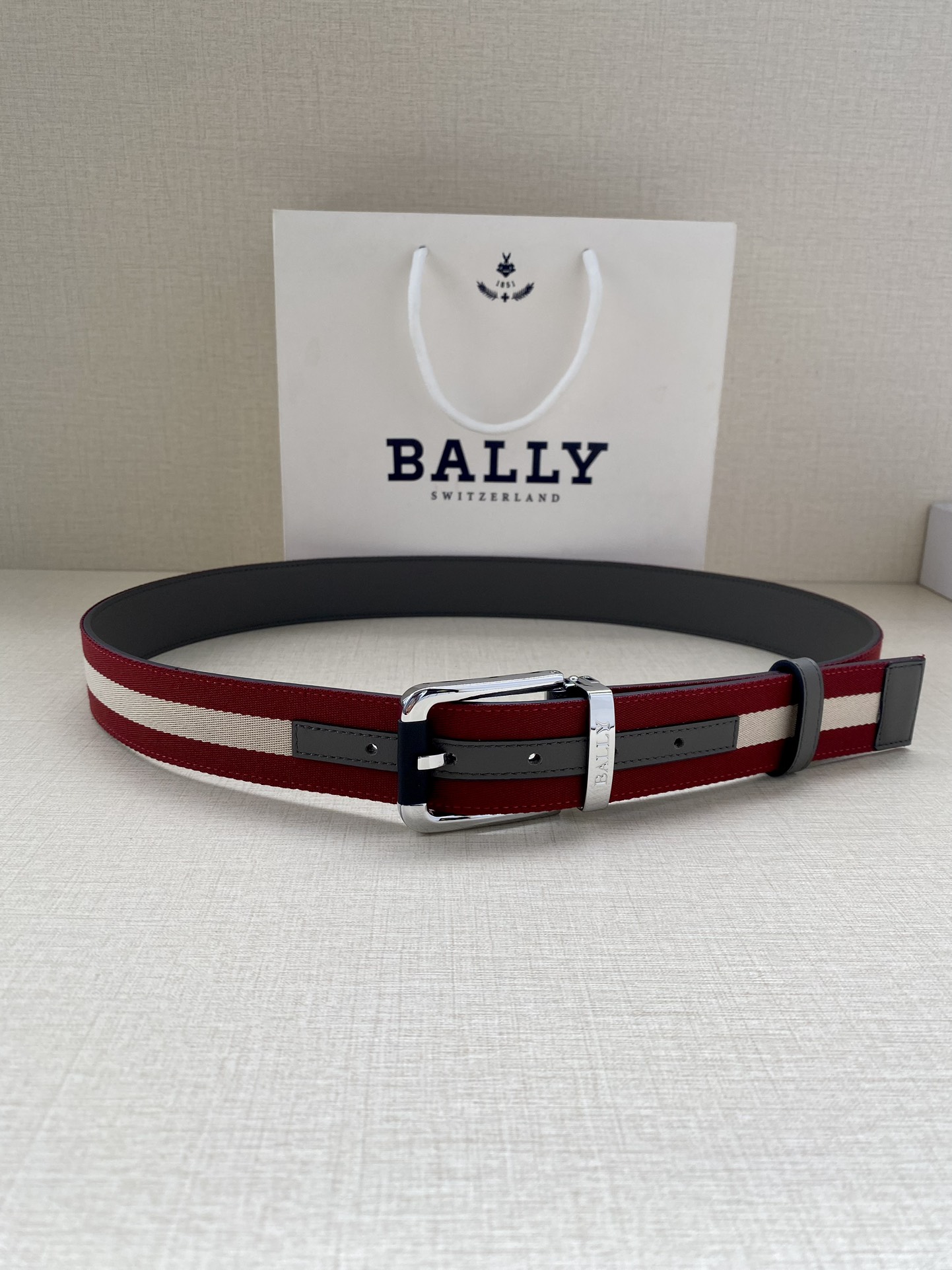 这款BBuckle腰带以合成织物制成采用双面设计反面并饰有BallyStripe细节卡其底