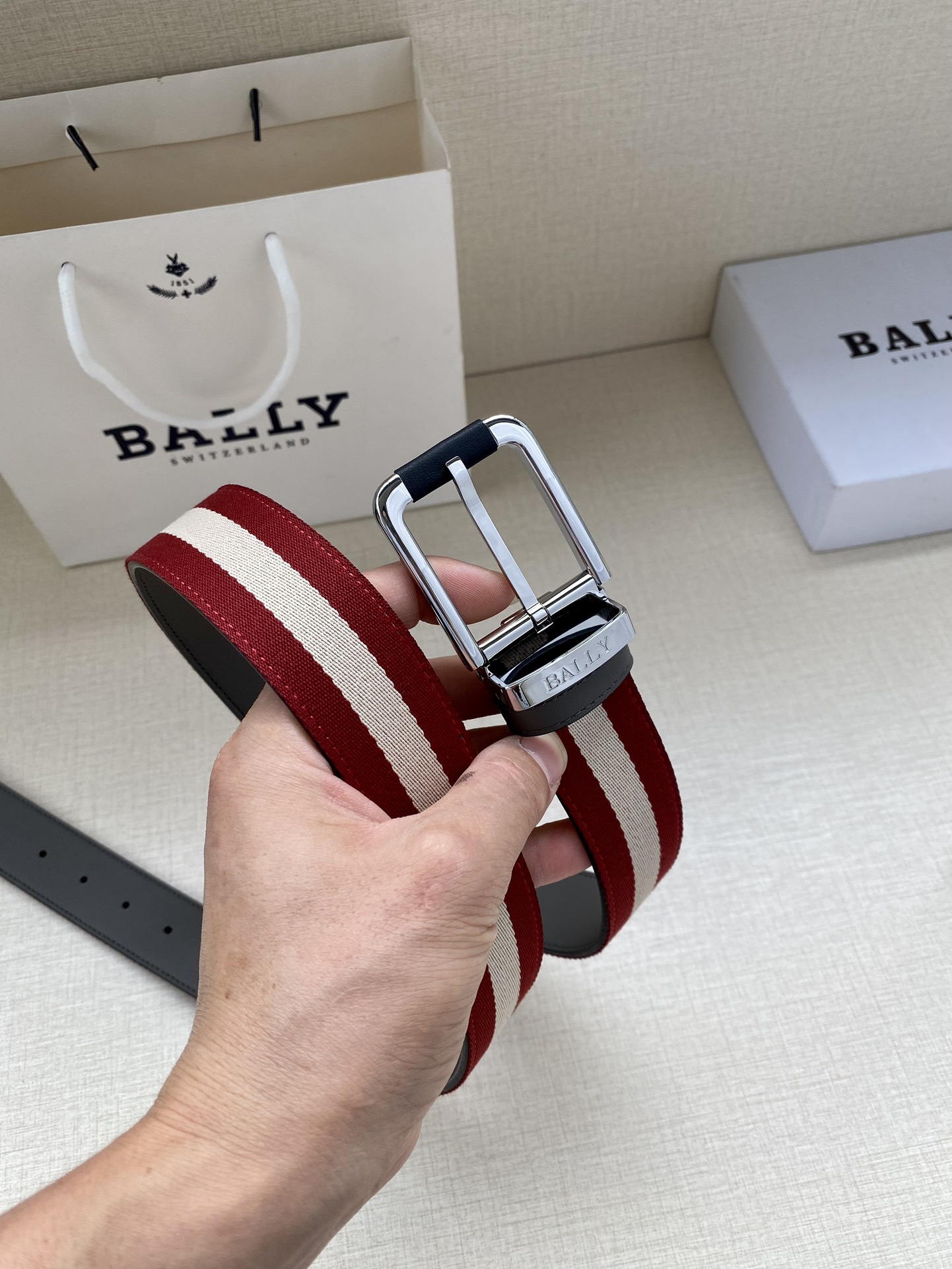 这款BBuckle腰带以合成织物制成采用双面设计反面并饰有BallyStripe细节卡其底